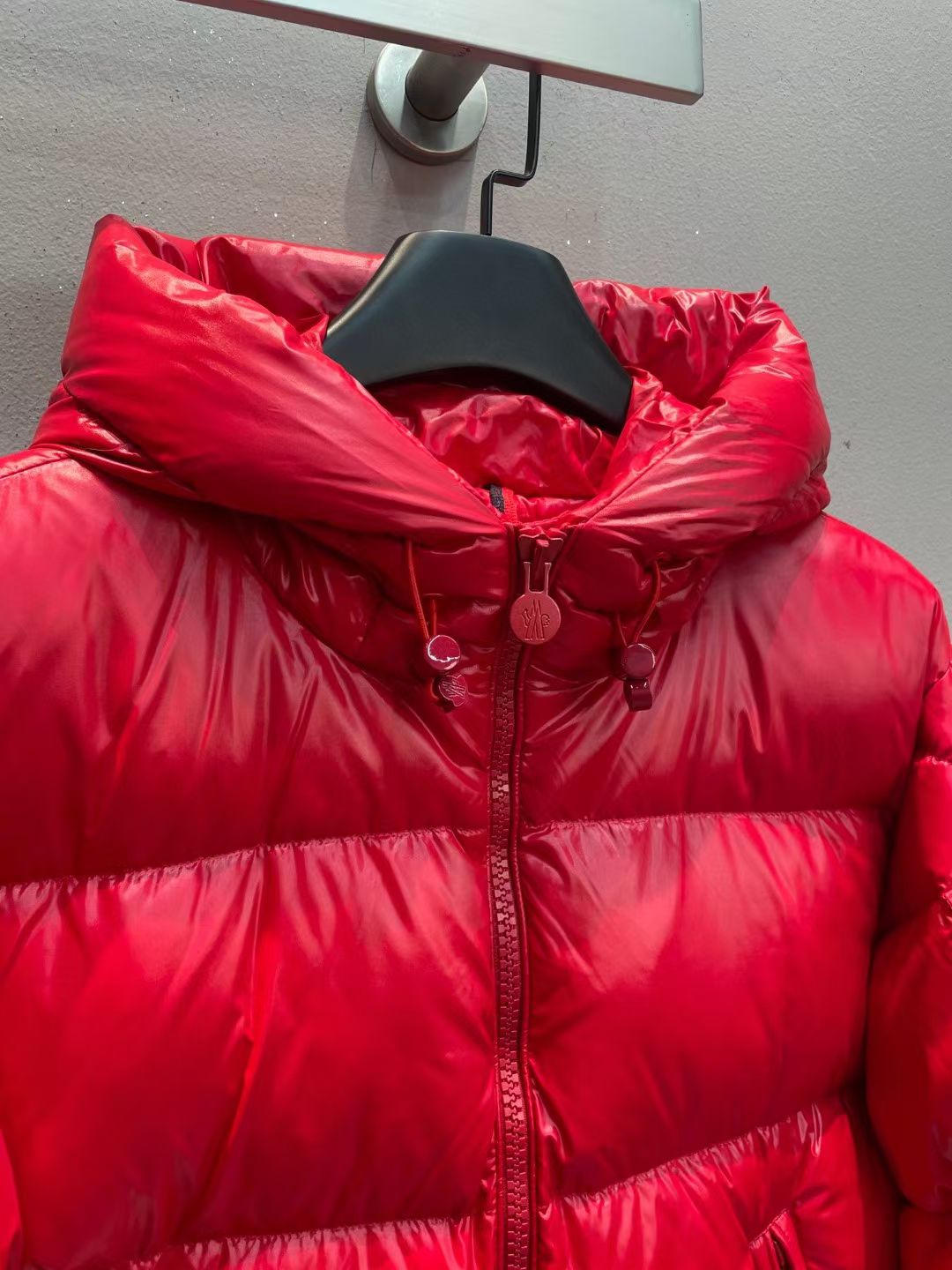 新款🌟出货啦📢！Moncle*秋冬经典 Ecrins系列男款羽绒服，不可拆卸连帽设计！充绒是最顶级的90