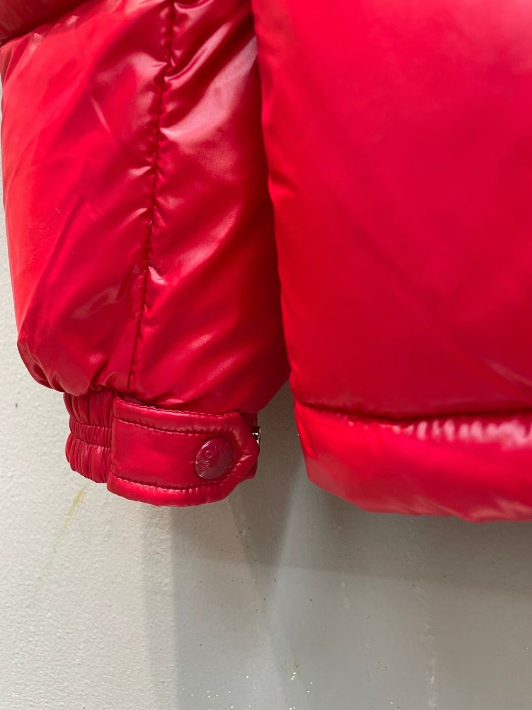 新款🌟出货啦📢！Moncle*秋冬经典 Ecrins系列男款羽绒服，不可拆卸连帽设计！充绒是最顶级的90