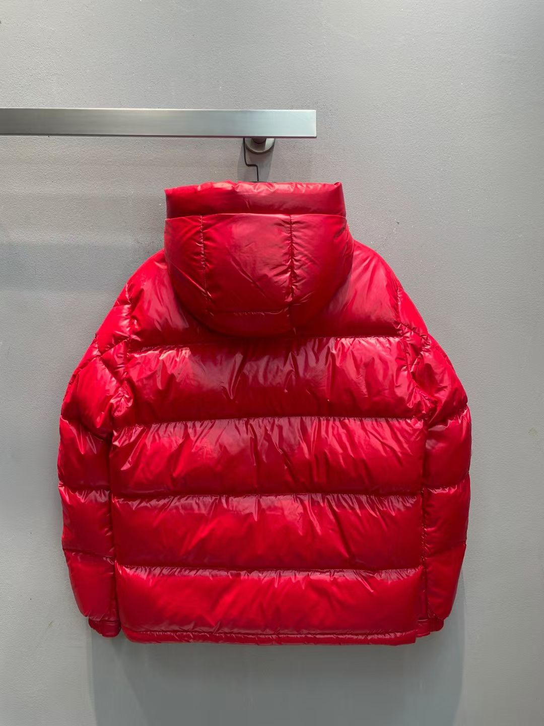 新款🌟出货啦📢！Moncle*秋冬经典 Ecrins系列男款羽绒服，不可拆卸连帽设计！充绒是最顶级的90