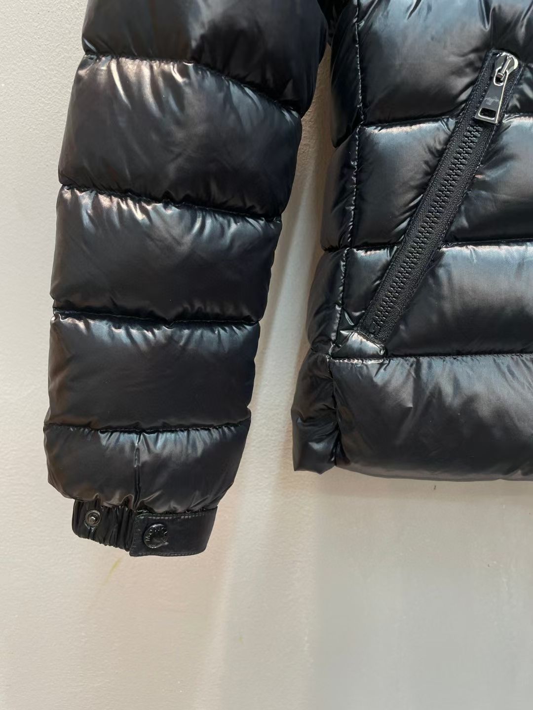 新款🌟出货啦📢！Moncle*秋冬经典Bady系列常规羽绒服，可拆卸连帽设计！修身轻薄款！充绒是最顶级的