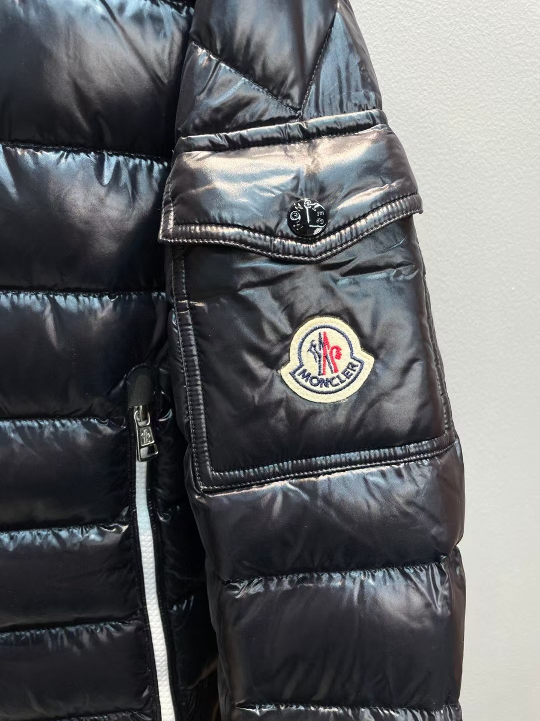 新款🌟出货啦📢！Moncle*秋冬经典Callino系列男款不可拆连帽羽绒服，口袋撞色镶边设计，充绒是最