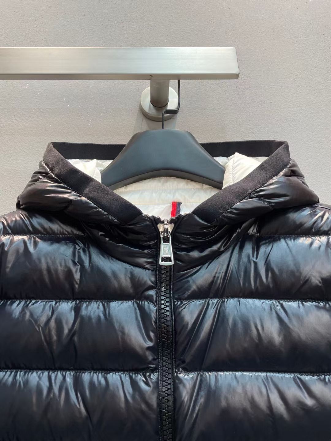 新款🌟出货啦📢！Moncle*秋冬经典Callino系列男款不可拆连帽羽绒服，口袋撞色镶边设计，充绒是最