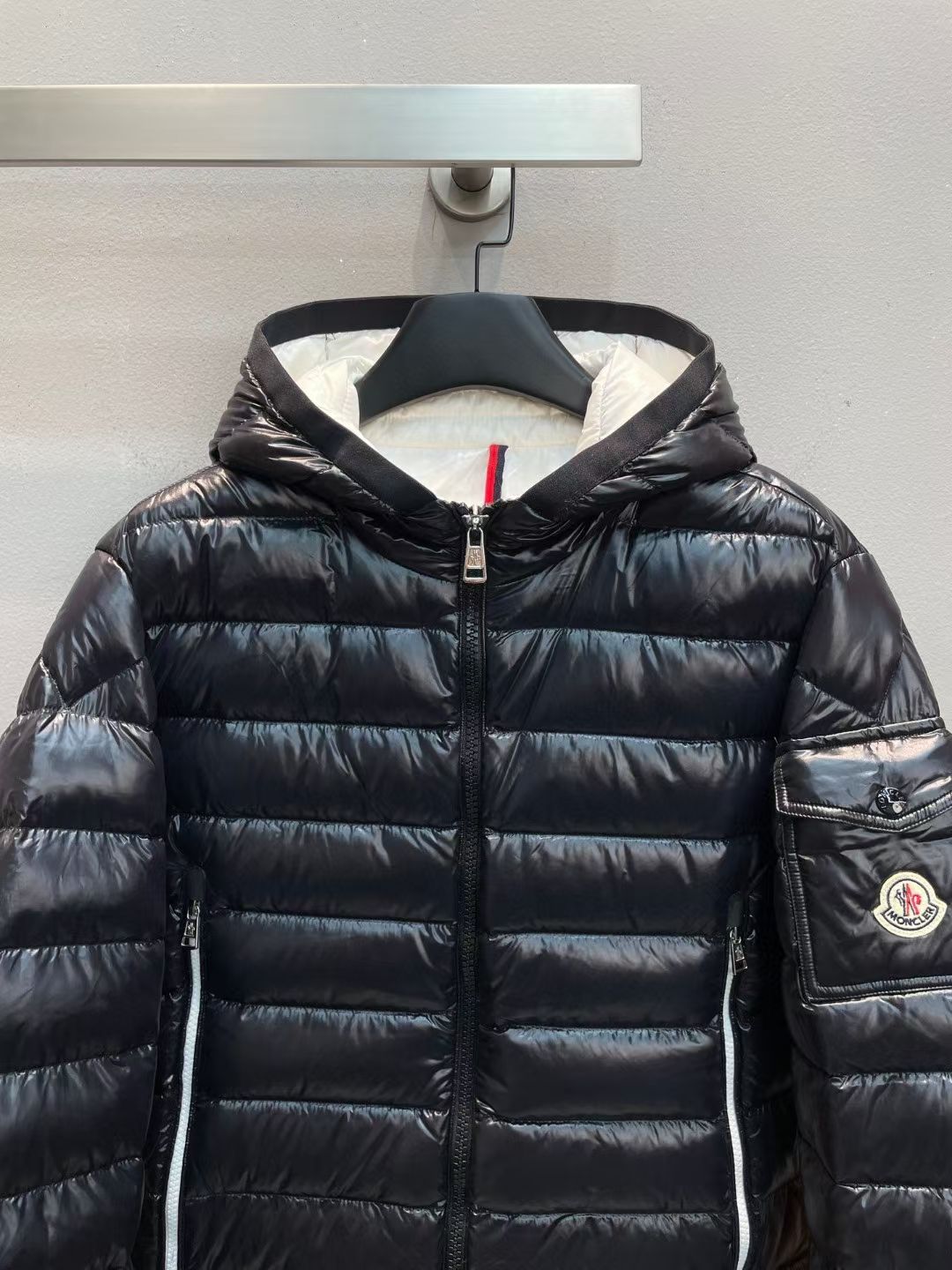 新款🌟出货啦📢！Moncle*秋冬经典Callino系列男款不可拆连帽羽绒服，口袋撞色镶边设计，充绒是最
