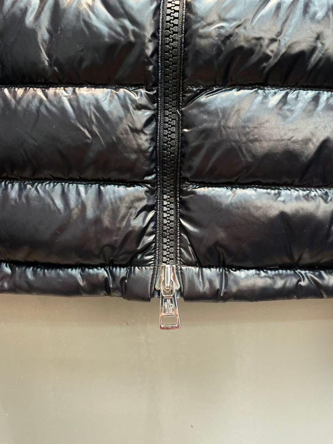 新款🌟出货啦📢！Moncle*秋冬经典Callino系列男款不可拆连帽羽绒服，口袋撞色镶边设计，充绒是最