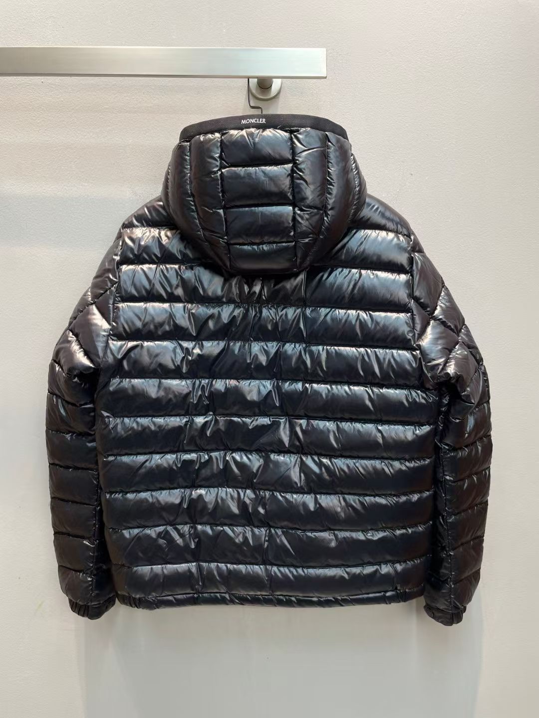 新款🌟出货啦📢！Moncle*秋冬经典Callino系列男款不可拆连帽羽绒服，口袋撞色镶边设计，充绒是最