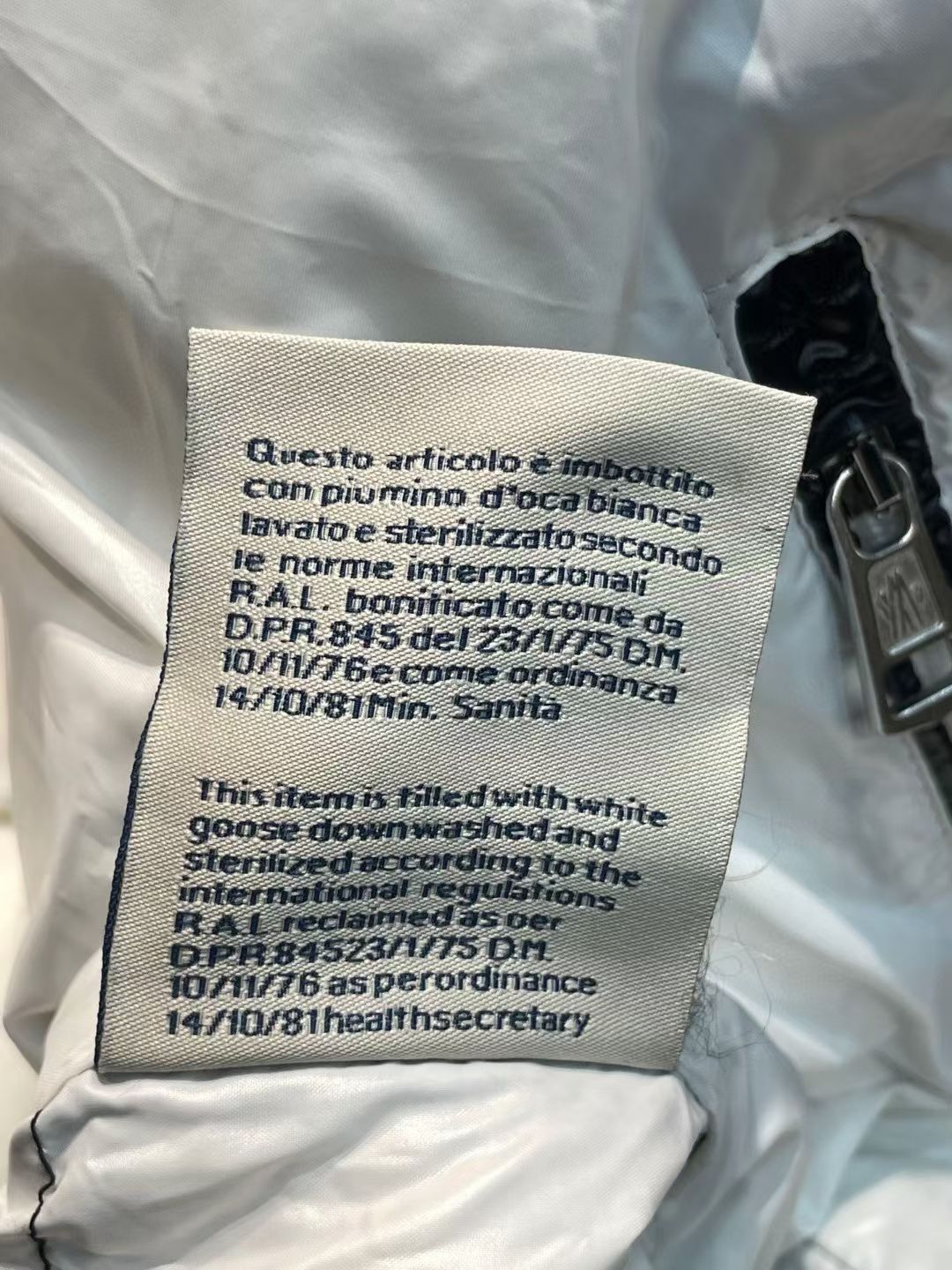 新款🌟出货啦📢！Moncle*秋冬经典Callino系列男款不可拆连帽羽绒服，口袋撞色镶边设计，充绒是最