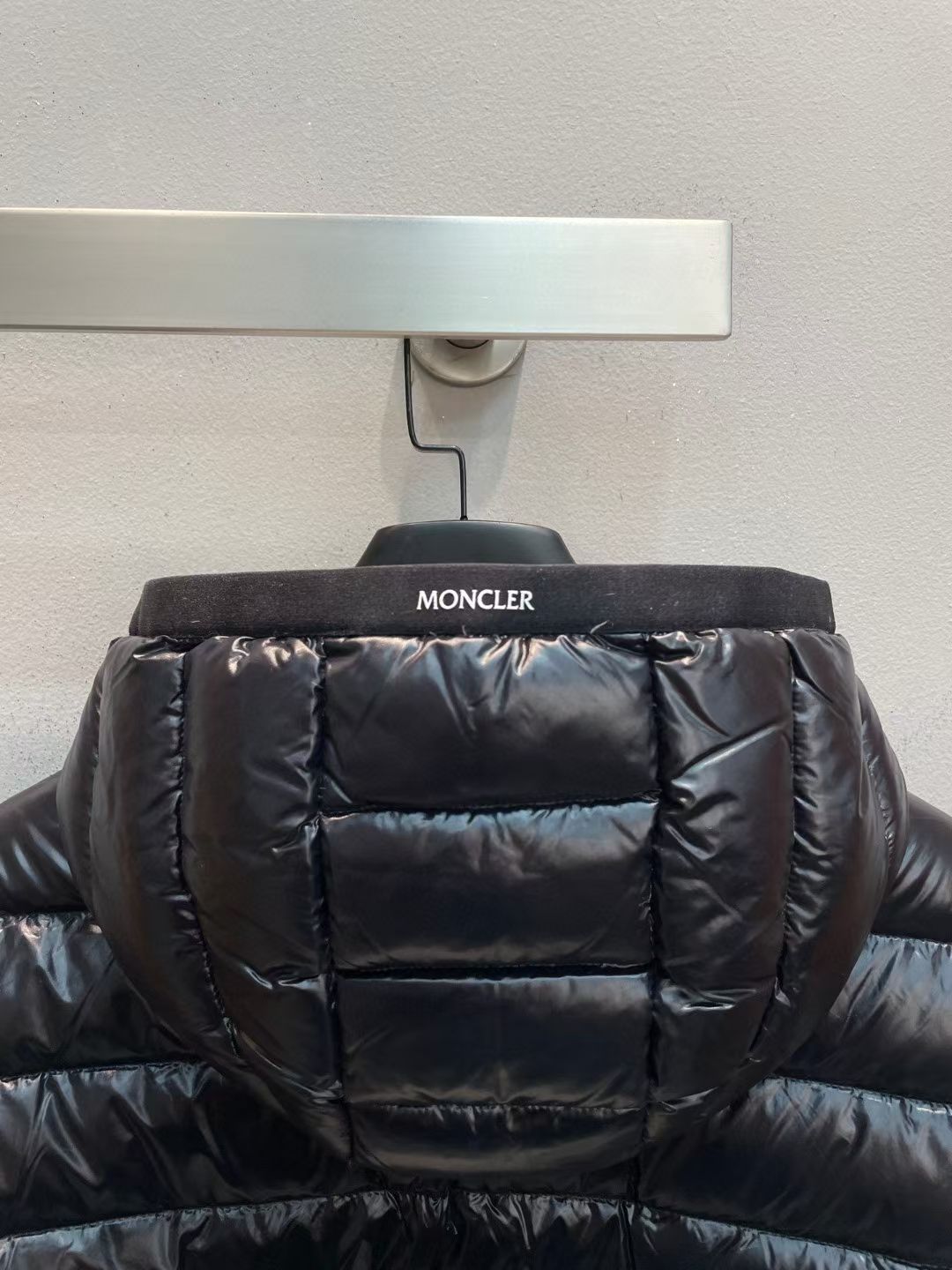 新款🌟出货啦📢！Moncle*秋冬经典Callino系列男款不可拆连帽羽绒服，口袋撞色镶边设计，充绒是最