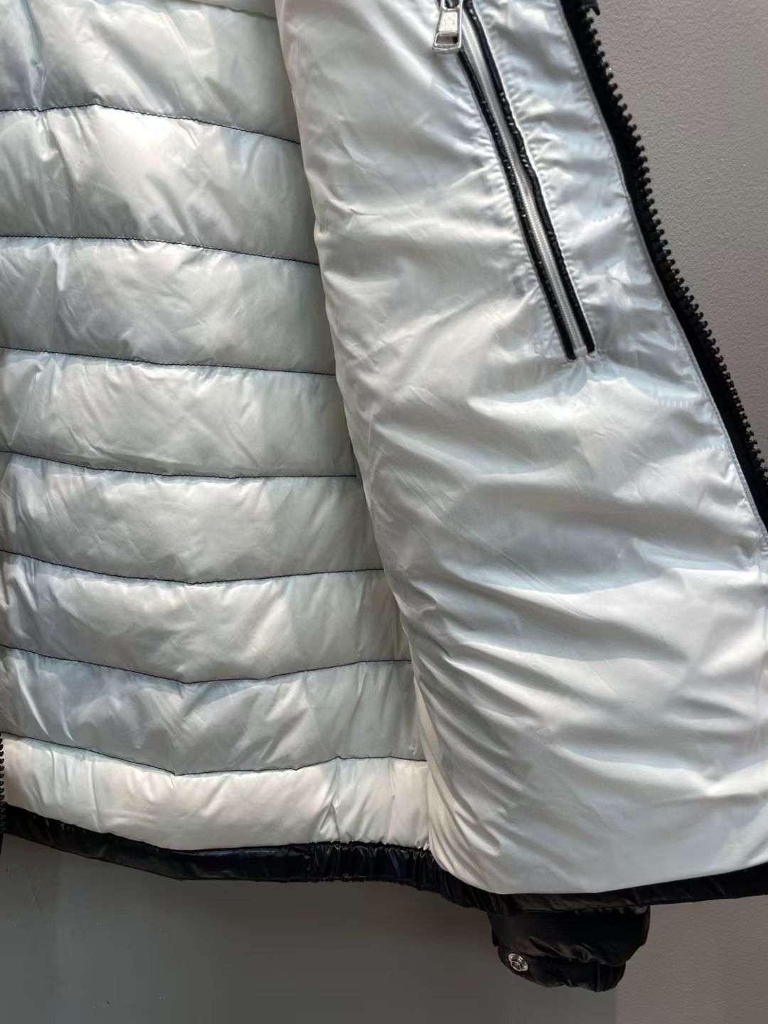 新款🌟出货啦📢！Moncle*秋冬经典Callino系列男款不可拆连帽羽绒服，口袋撞色镶边设计，充绒是最