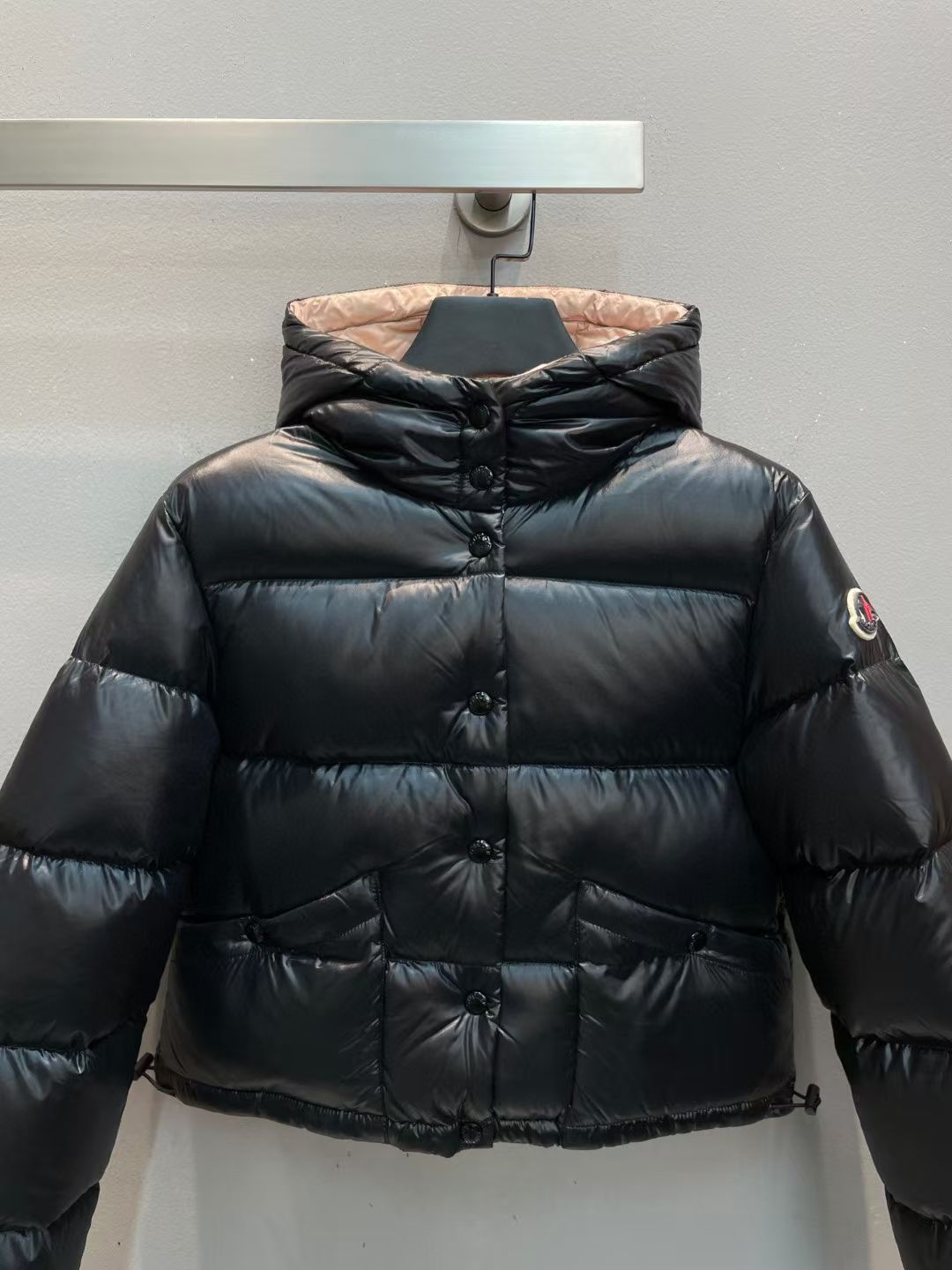 新款🌟出货啦📢！Moncle*秋冬经典Bardanette系列女短款羽绒服，看饱满度和回弹性就知道绒的好