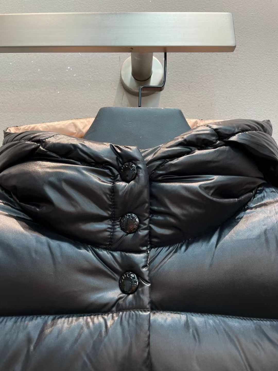 新款🌟出货啦📢！Moncle*秋冬经典Bardanette系列女短款羽绒服，看饱满度和回弹性就知道绒的好