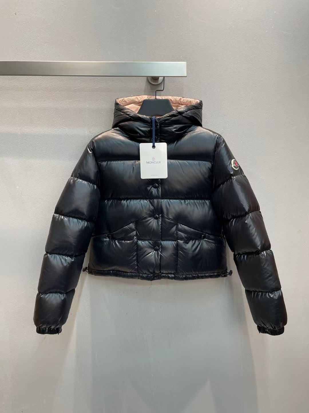 NO:563995,New model with dust bag shipped!  Moncle*'s classic Bardanette series women's short down jacket in autumn and winter. You can tell the quality of the down jacket by looking at the fullness and resilience. What you see is what you get when you take a real photo of the large product. The highest version is guaranteed, please feel free to buy!  There is NFC recognition and scanning code for washing!  Black 00-0-1-2-3-4 six codes!  ,,down jacket,alexander wang19860909配防尘袋新款出货啦！Moncle*秋冬经典Bardanette系列女短款羽绒服,看饱满度和回弹性就知道绒的好坏,大货实拍所见即所得,保证最高版本请放心购买！水洗均有NFC识别扫码！黑色00-0-1-2-3-4六个码！,,down jacket,alexander wang,Women's clothing