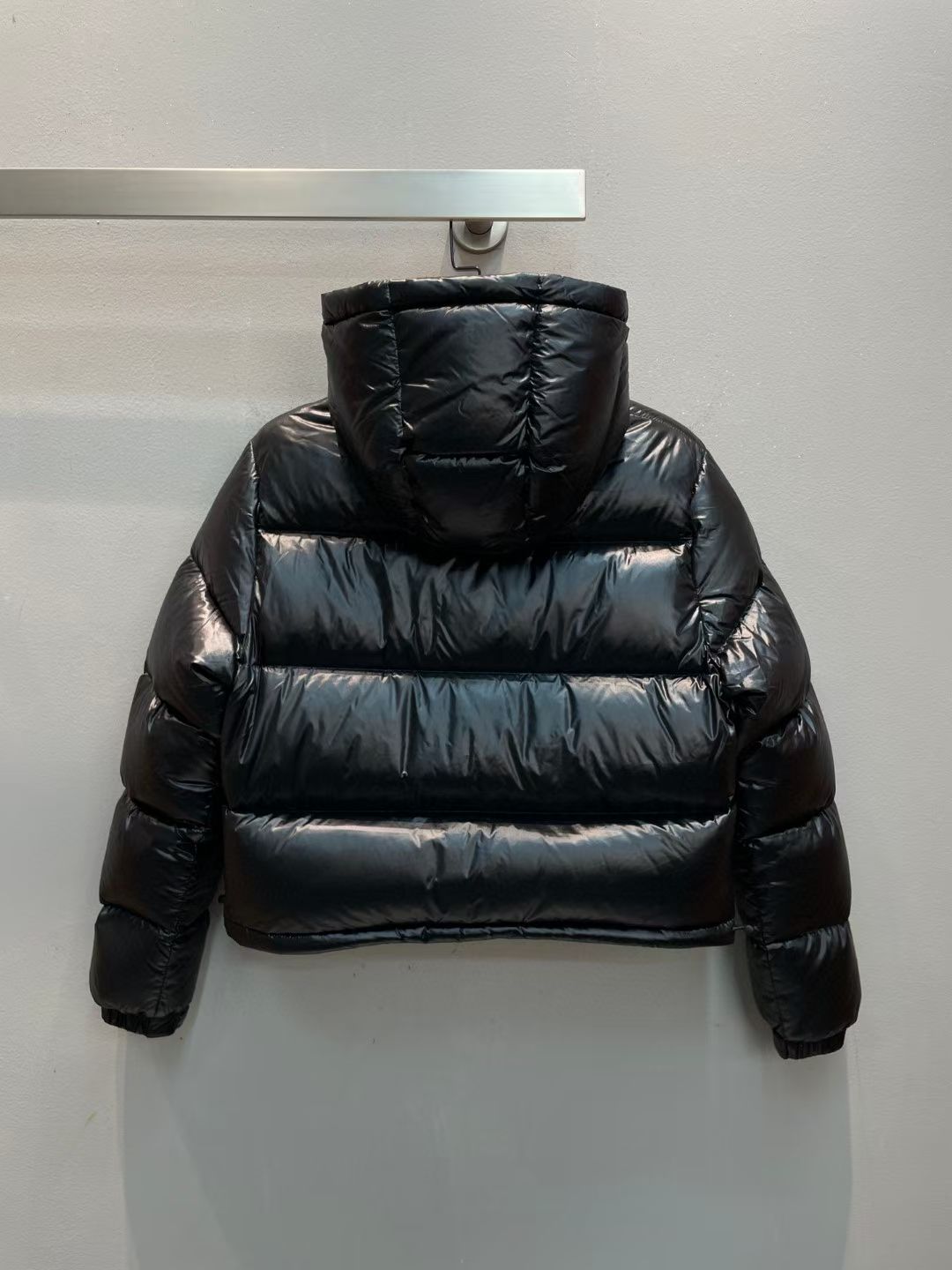 新款🌟出货啦📢！Moncle*秋冬经典Bardanette系列女短款羽绒服，看饱满度和回弹性就知道绒的好