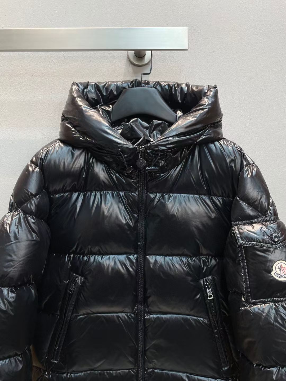 新款🌟出货啦📢！Moncle*秋冬经典Serin系列常规羽绒服，可拆卸连帽设计！充绒是最顶级的90白鹅绒