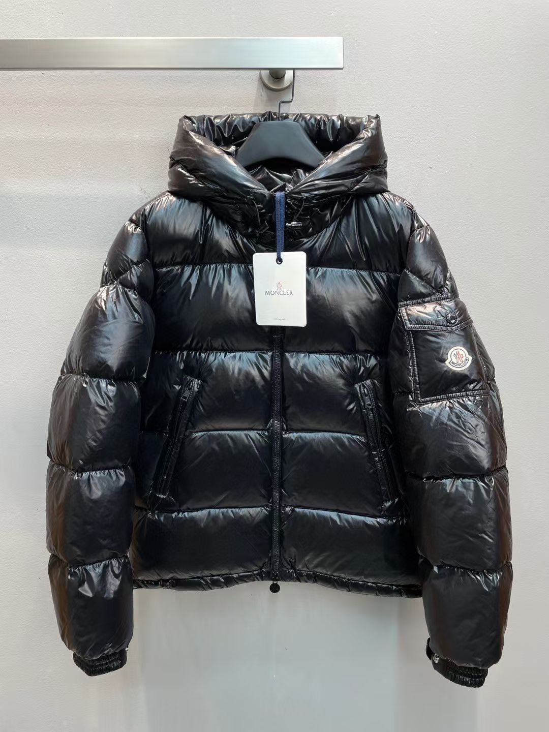 NO:564004,New model with dust bag shipped M!  Moncle* autumn and winter classic Serin series regular down jacket with detachable hood design!  The down filling is the top 90 white goose down. You can tell the quality of the down by looking at the fullness and resilience. What you see is what you get when you take a real photo of a large product. The highest version is guaranteed, so please feel free to buy!  There is NFC recognition and scanning code for washing!  Black pink yellow 00-0-1-2-3-4 six codes!  ,,down jacket,hats,alexander wang19860909配防尘袋新款出货啦M！Moncle*秋冬经典Serin系列常规羽绒服,可拆卸连帽设计！充绒是最顶级的90白鹅绒,看饱满度和回弹性就知道绒的好坏,大货实拍所见即所得,保证最高版本请放心购买！水洗均有NFC识别扫码！黑色 粉色 黄色 00-0-1-2-3-4六个码！,,down jacket,hats,alexander wang,Women's clothing