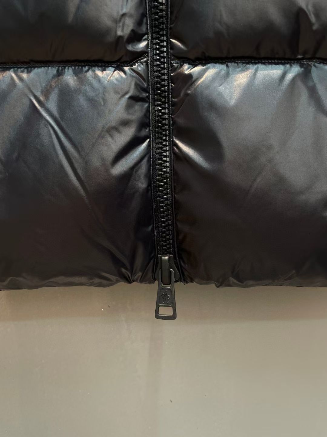 新款🌟出货啦📢！Moncle*秋冬经典 Genius Gilet系列男款羽绒马甲，连帽轻便设计！修身轻薄