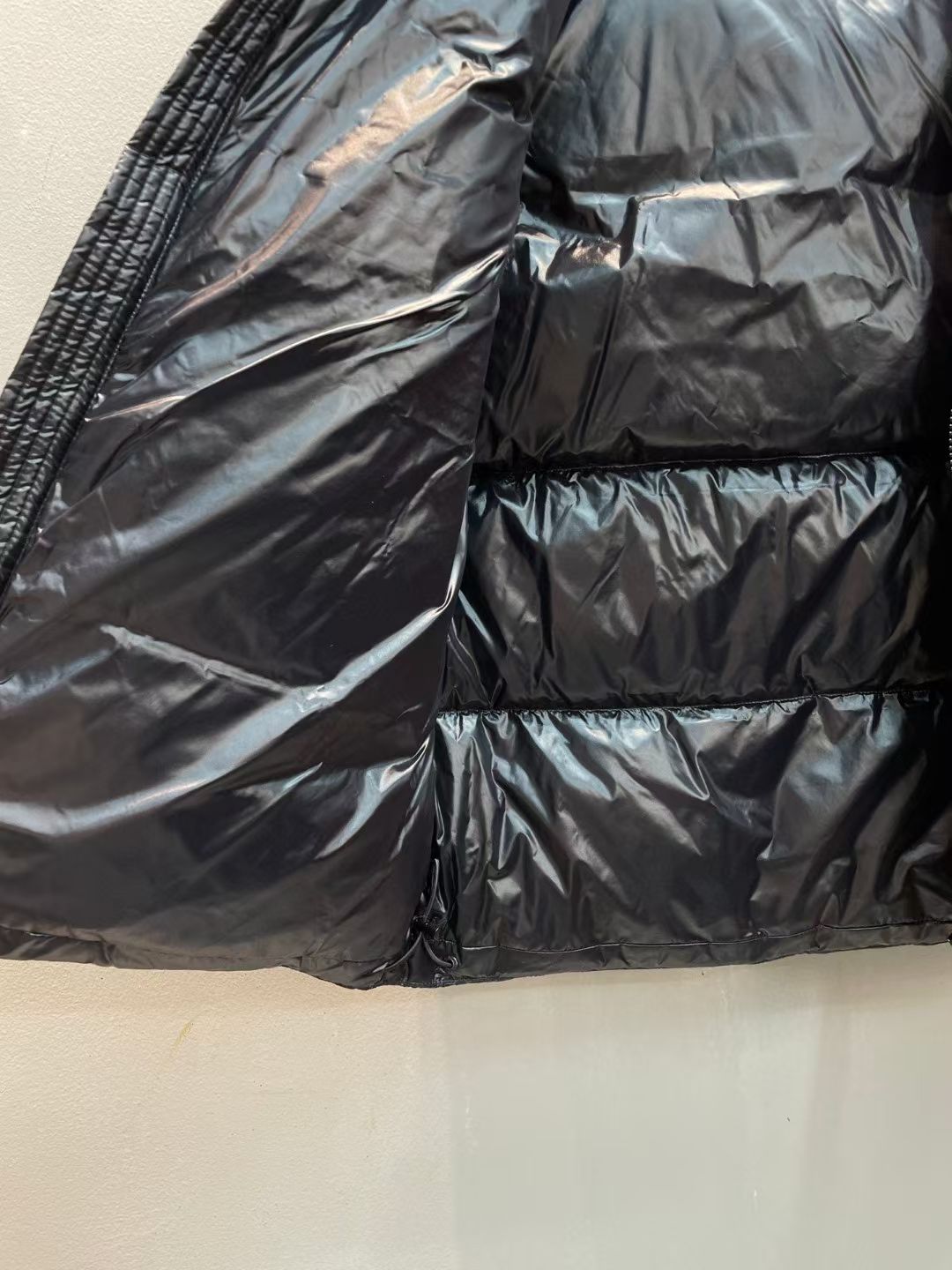 新款🌟出货啦📢！Moncle*秋冬经典 Genius Gilet系列男款羽绒马甲，连帽轻便设计！修身轻薄