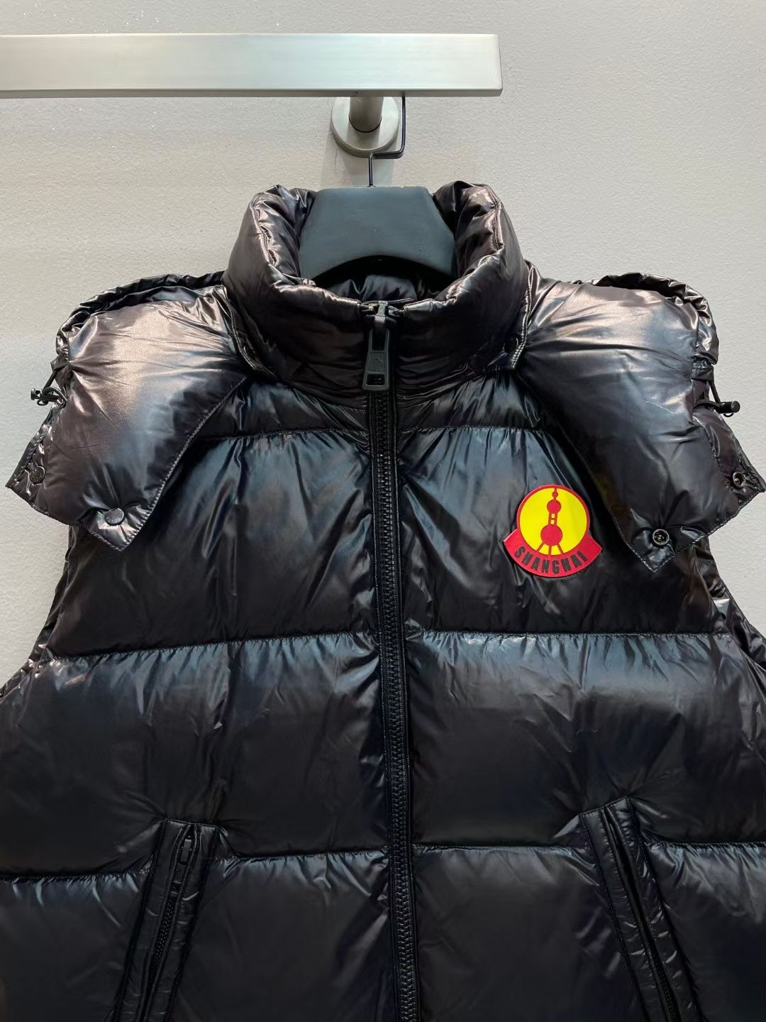 新款🌟出货啦📢！Moncle*秋冬经典 Genius Gilet系列男款羽绒马甲，连帽轻便设计！修身轻薄