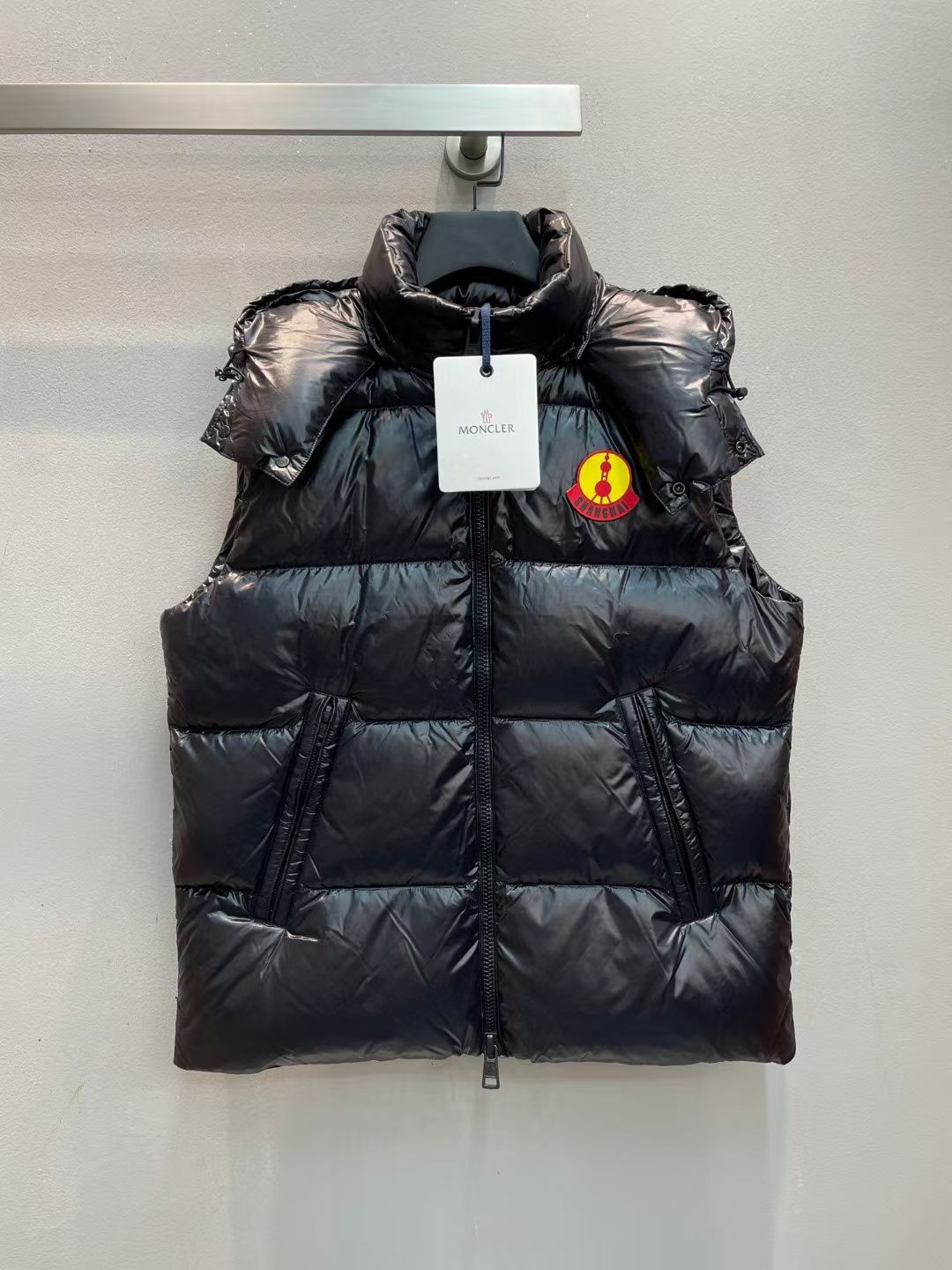 NO:564011,New model with dust bag shipped M!  Moncle* autumn and winter classic Genius Gilet series men's down vest, hooded and lightweight design!  Slim fit and lightweight!  Contrast color zipper design and chest pocket decoration!  The down filling is the top 90 white goose down, with a detachable Velcro logo on the chest (four labels are shipped to Beijing, Shanghai, Hong Kong, and Seoul). You can tell the quality of the down by looking at the fullness and resilience. What you see is what you get when taking real photos of large products. The highest version is guaranteed, so please feel free to buy!  There is NFC recognition and scanning code for washing!  Black 1-2-3-4-5-6-7 seven codes!  ,,down jacket,hats,alexander wang19860909配防尘袋新款出货啦M！Moncle*秋冬经典 Genius Gilet系列男款羽绒马甲,连帽轻便设计！修身轻薄款！撞色拉链设计,胸前口袋装饰！充绒是最顶级的90白鹅绒,胸前可拆卸魔术贴标志（配送北京、上海、香港、首尔四款贴标）看饱满度和回弹性就知道绒的好坏,大货实拍所见即所得,保证最高版本请放心购买！水洗均有NFC识别扫码！黑色 1-2-3-4-5-6-7七个码！,,down jacket,hats,alexander wang,Women's clothing