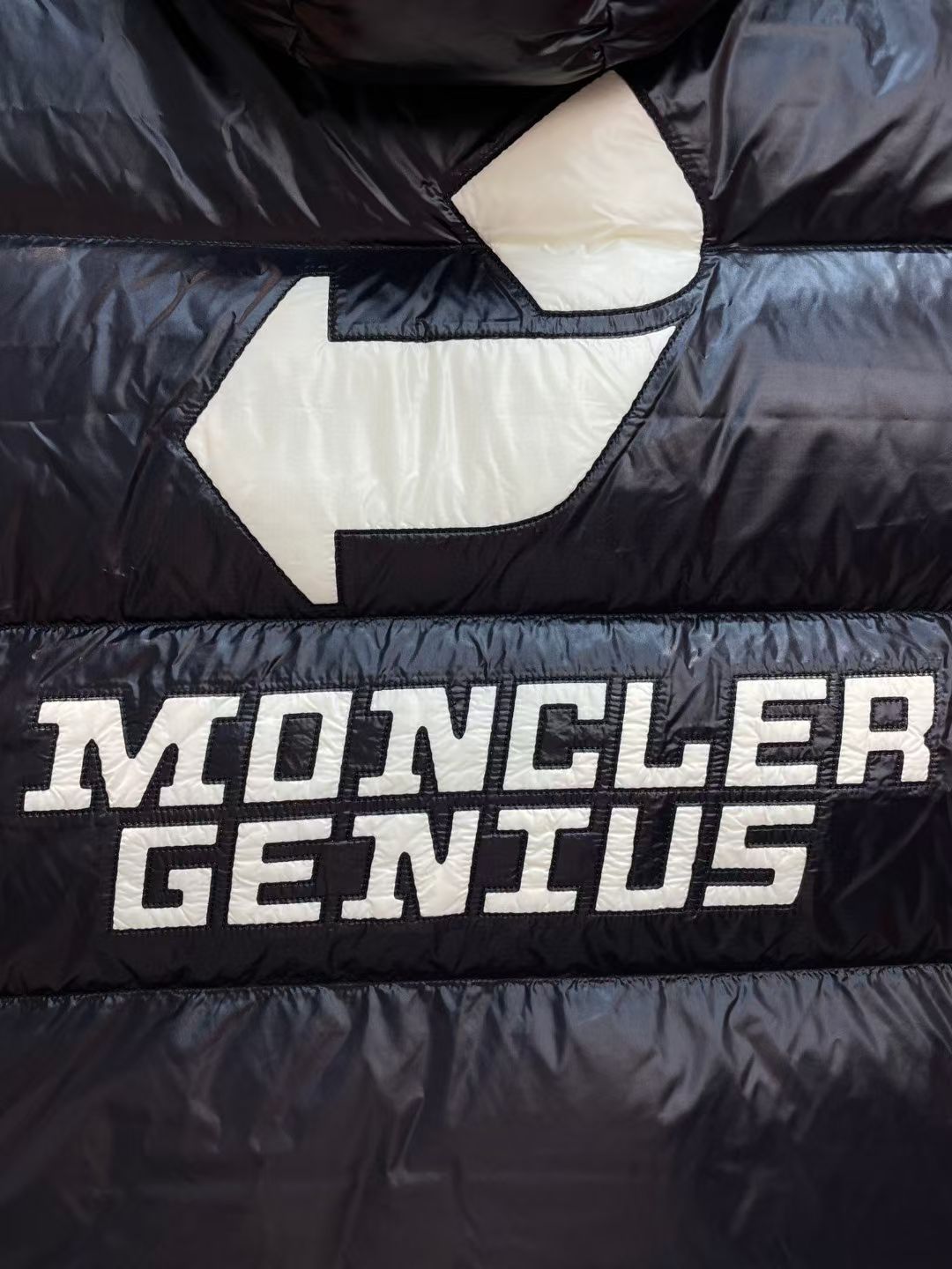 新款🌟出货啦📢！Moncle*秋冬经典 Genius Gilet系列男款羽绒马甲，连帽轻便设计！修身轻薄