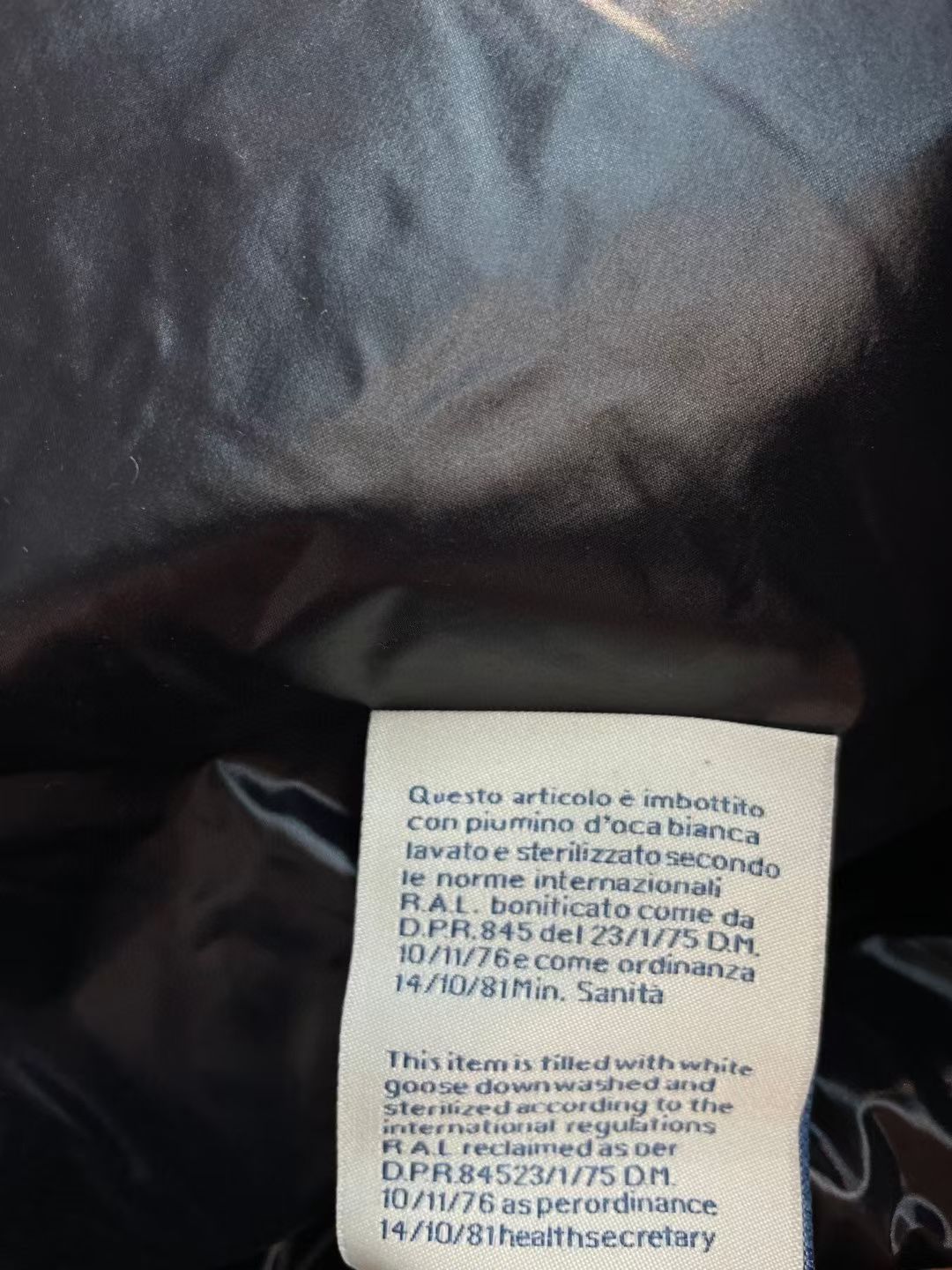 新款🌟出货啦📢！Moncle*秋冬经典 Genius Gilet系列男款羽绒马甲，连帽轻便设计！修身轻薄