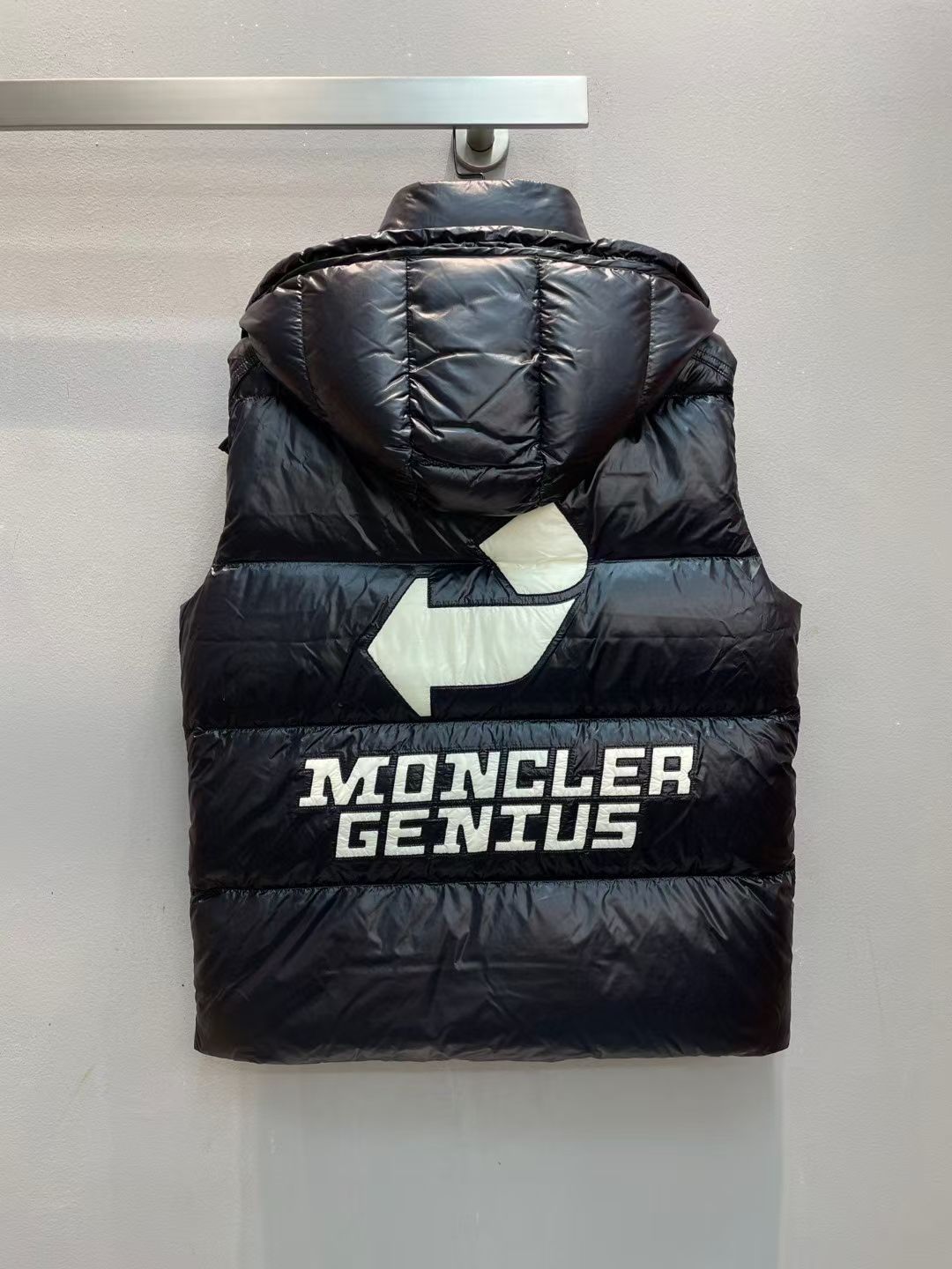 新款🌟出货啦📢！Moncle*秋冬经典 Genius Gilet系列男款羽绒马甲，连帽轻便设计！修身轻薄