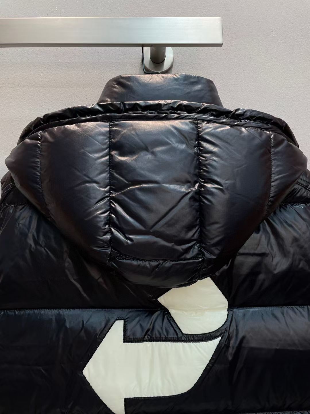 新款🌟出货啦📢！Moncle*秋冬经典 Genius Gilet系列男款羽绒马甲，连帽轻便设计！修身轻薄