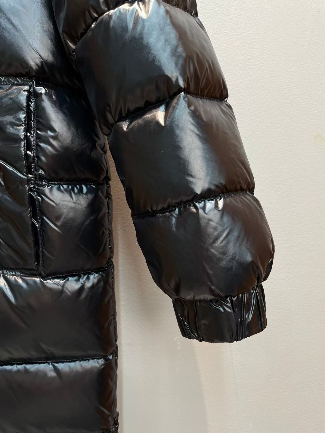 新款🌟出货啦📢！Moncle*秋冬经典Berry系列中长款男童羽绒服，可拆卸连帽领设计，充绒是最顶级的9