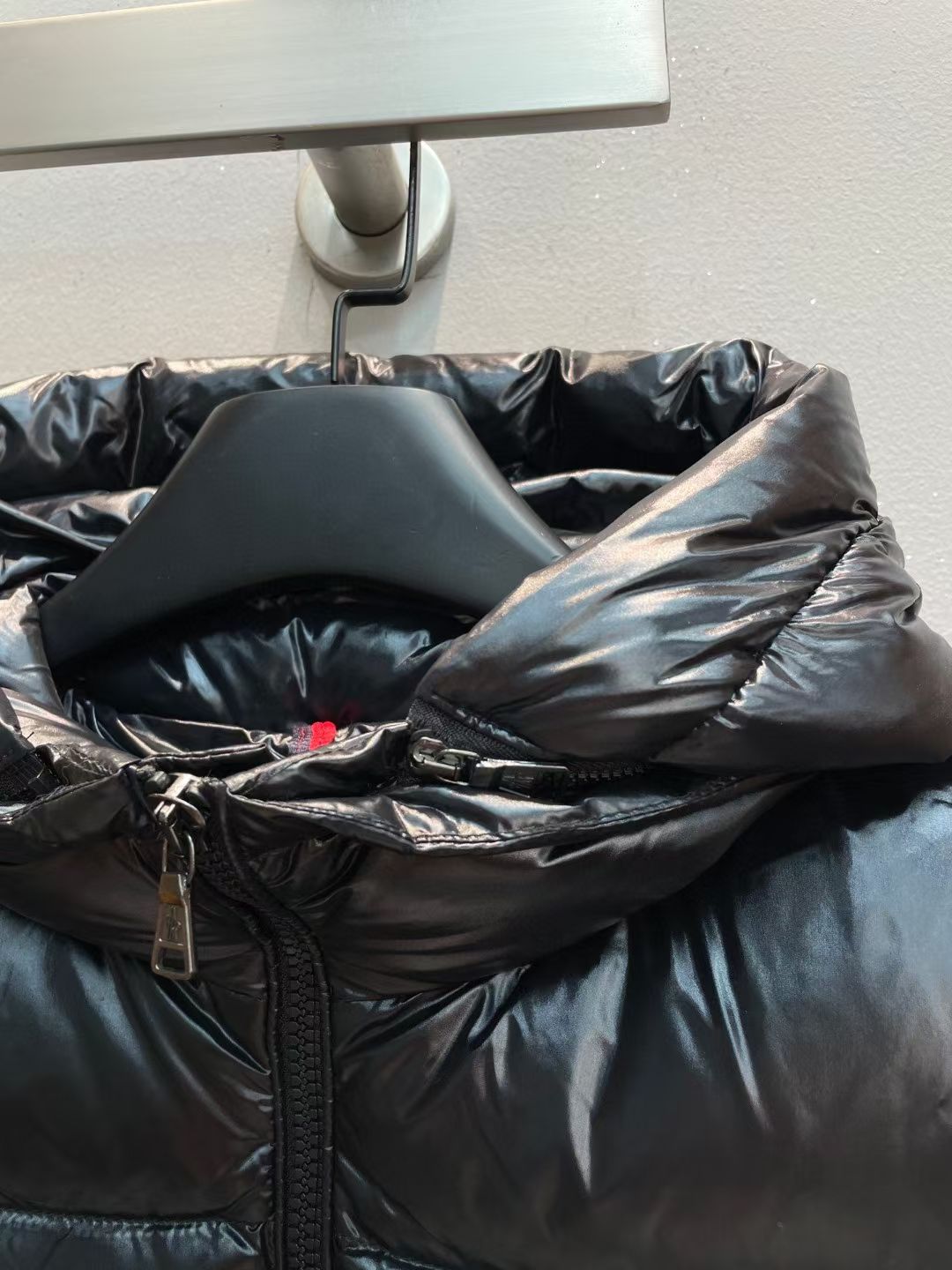 新款🌟出货啦📢！Moncle*秋冬经典Berry系列中长款男童羽绒服，可拆卸连帽领设计，充绒是最顶级的9