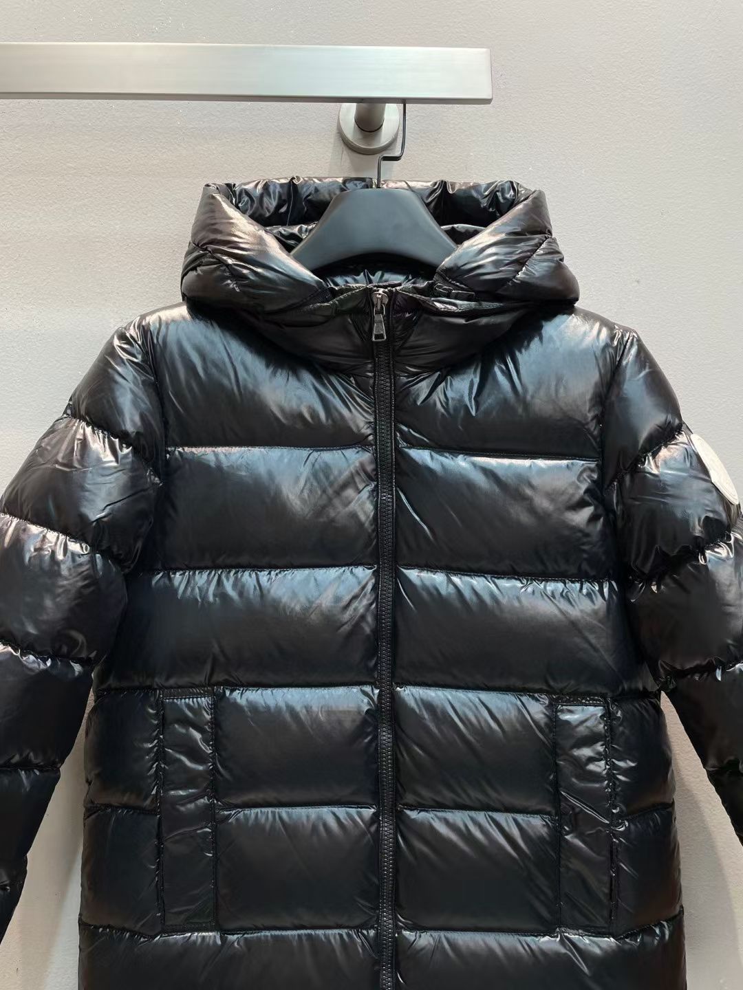 新款🌟出货啦📢！Moncle*秋冬经典Berry系列中长款男童羽绒服，可拆卸连帽领设计，充绒是最顶级的9