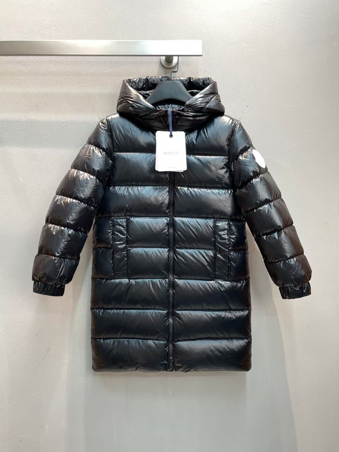 NO:564017,New model with dust bag shipped M!  Moncle* autumn and winter classic Berry series mid-length boys' down jacket, with detachable hooded collar design. The down is filled with the top 90 white goose down. You can tell the quality of the down by looking at the fullness and resilience. What you see is what you get when it comes to real photos. The highest version is guaranteed. Please feel free to buy!  There is NFC recognition and scanning code for washing!  4A-6A-8A-10A-12A-14A six codes!  ,,down jacket,hats,alexander wang19860909配防尘袋新款出货啦M！Moncle*秋冬经典Berry系列中长款男童羽绒服,可拆卸连帽领设计,充绒是最顶级的90白鹅绒,看饱满度和回弹性就知道绒的好坏,大货实拍所见即所得,保证最高版本请放心购买！水洗均有NFC识别扫码！4A-6A-8A-10A-12A-14A六个码！,,down jacket,hats,alexander wang,Women's clothing