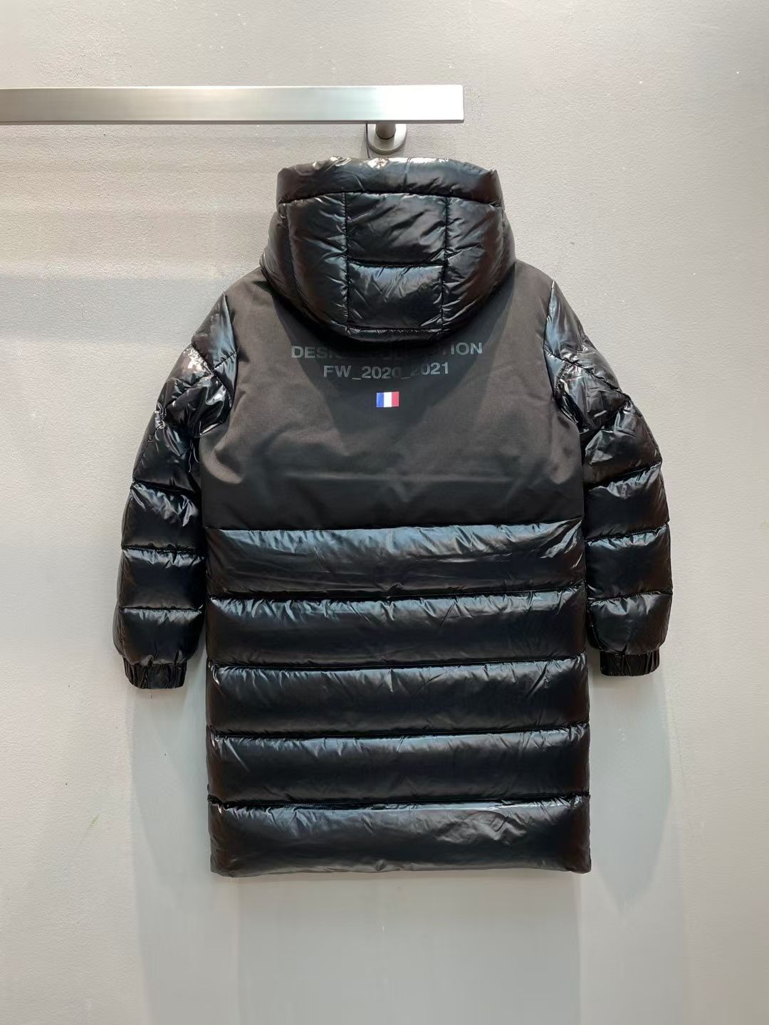 新款🌟出货啦📢！Moncle*秋冬经典Berry系列中长款男童羽绒服，可拆卸连帽领设计，充绒是最顶级的9