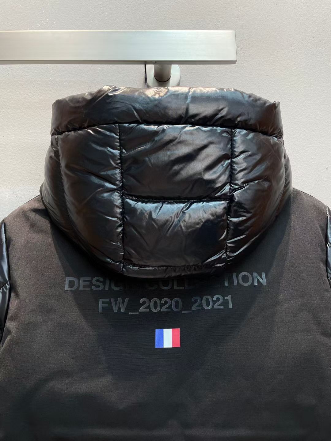 新款🌟出货啦📢！Moncle*秋冬经典Berry系列中长款男童羽绒服，可拆卸连帽领设计，充绒是最顶级的9