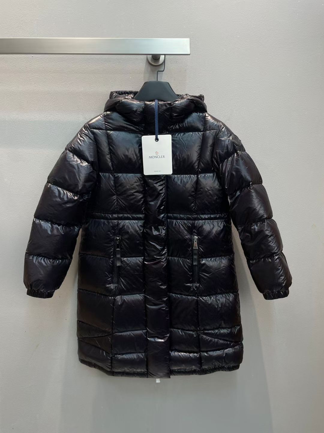 NO:564022,New model with dust bag shipped M!  Moncle* autumn and winter classic Diamante series mid-length girls' down jacket, with detachable hooded collar design and straight fit!  The down filling is the top 90 white goose down. You can tell the quality of the down by looking at the fullness and resilience. What you see is what you get when you take a real photo of a large product. The highest version is guaranteed, so please feel free to buy!  There is NFC recognition and scanning code for washing!  4A-6A-8A-10A-12A five codes!  ,,down jacket,hats,alexander wang19860909配防尘袋新款出货啦M！Moncle*秋冬经典Diamante系列中长款女童羽绒服,可拆卸连帽领设计,直筒版型！充绒是最顶级的90白鹅绒,看饱满度和回弹性就知道绒的好坏,大货实拍所见即所得,保证最高版本请放心购买！水洗均有NFC识别扫码！4A-6A-8A-10A-12A五个码！,,down jacket,hats,alexander wang,Women's clothing