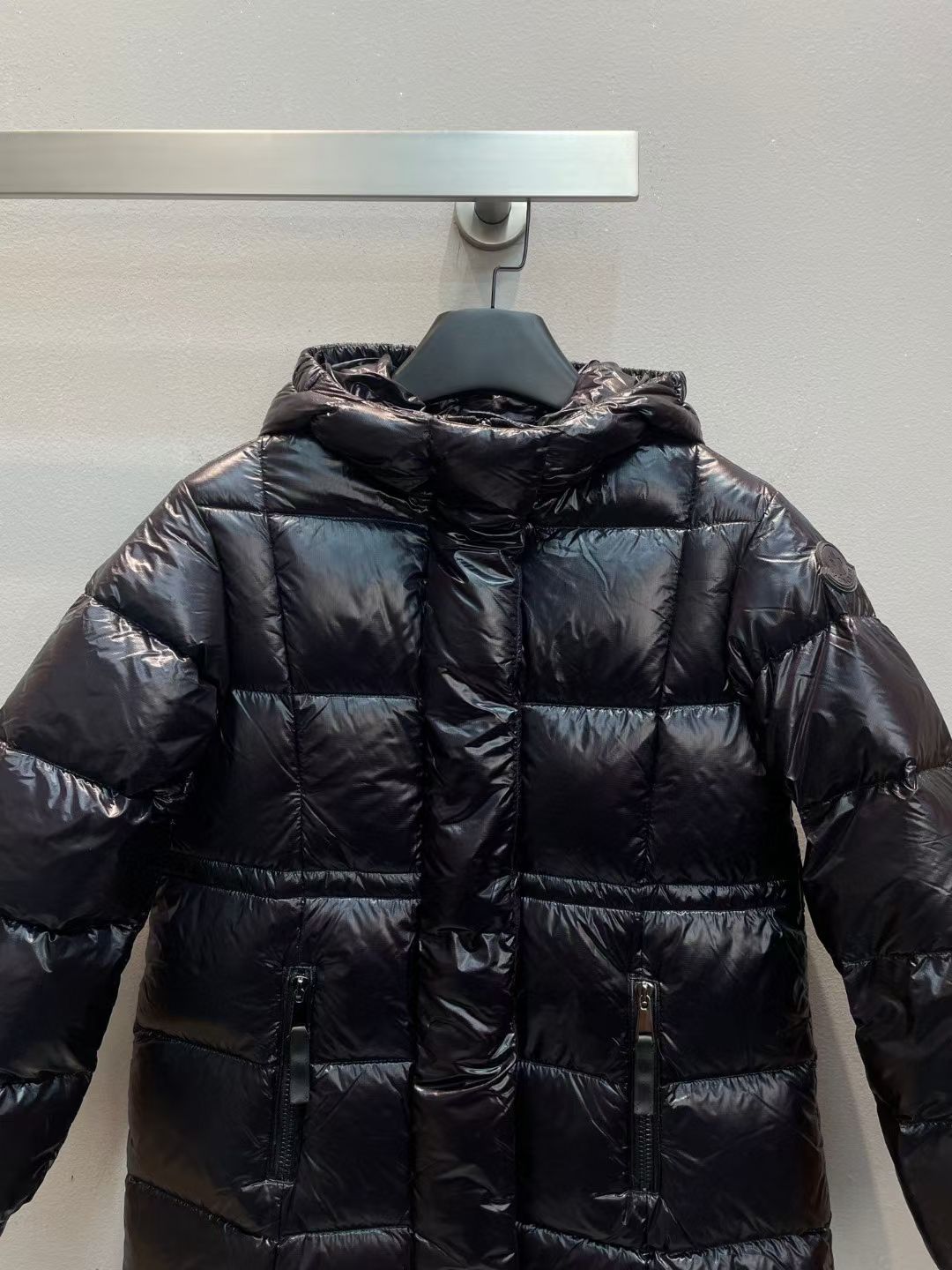 新款🌟出货啦📢！Moncle*秋冬经典Diamante系列中长款女童羽绒服，可拆卸连帽领设计，直筒版型！