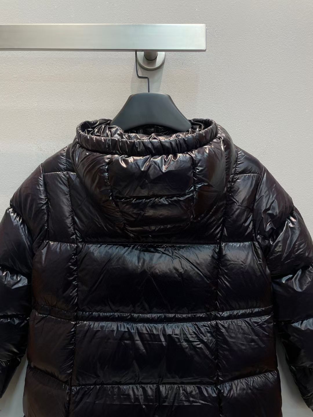 新款🌟出货啦📢！Moncle*秋冬经典Diamante系列中长款女童羽绒服，可拆卸连帽领设计，直筒版型！