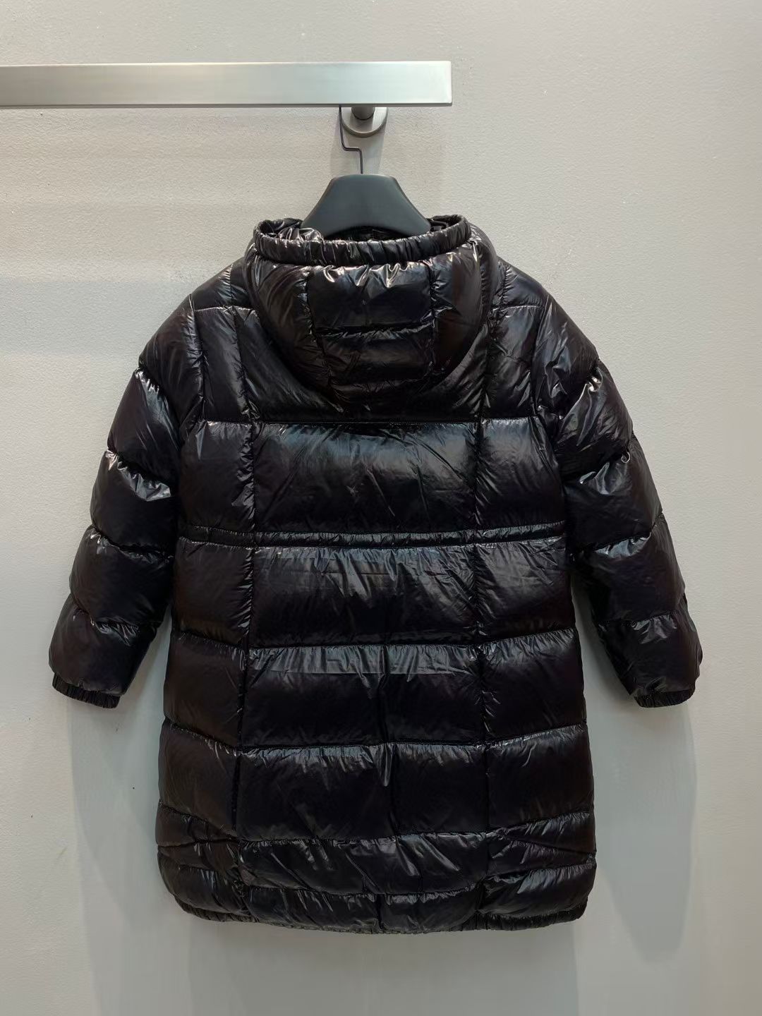 新款🌟出货啦📢！Moncle*秋冬经典Diamante系列中长款女童羽绒服，可拆卸连帽领设计，直筒版型！