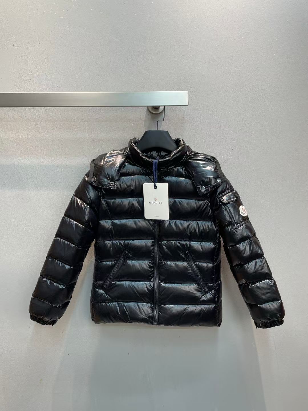 NO:564027,New model with dust bag shipped M!  Moncle* autumn and winter classic Bady series girls' down jacket, with detachable hooded collar design and waist-cinching fit!  The down filling is the top 90 white goose down. You can tell the quality of the down by looking at the fullness and resilience. What you see is what you get when you take a real photo of a large product. The highest version is guaranteed, so please feel free to buy!  There is NFC recognition and scanning code for washing!  4A-6A-8A-10A-12A five codes!  ,,down jacket,hats,alexander wang19860909配防尘袋新款出货啦M！Moncle*秋冬经典Bady系列女童羽绒服,可拆卸连帽领设计,收腰版型！充绒是最顶级的90白鹅绒,看饱满度和回弹性就知道绒的好坏,大货实拍所见即所得,保证最高版本请放心购买！水洗均有NFC识别扫码！4A-6A-8A-10A-12A五个码！,,down jacket,hats,alexander wang,Women's clothing