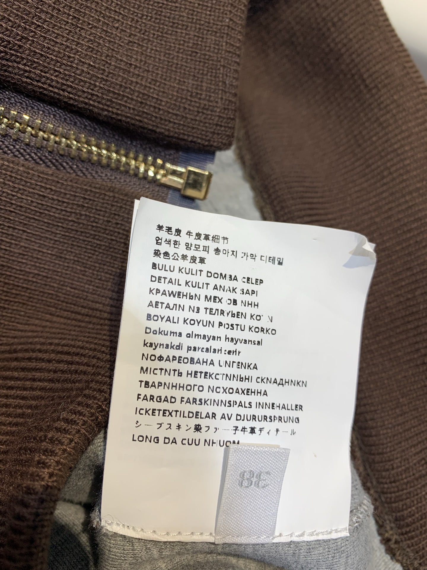 新款🔥出货啦📢 大货实拍Miumi*2025秋冬新款时髦复古棕色毛绒外套，短款设计+拉链开合，翻领和袖口