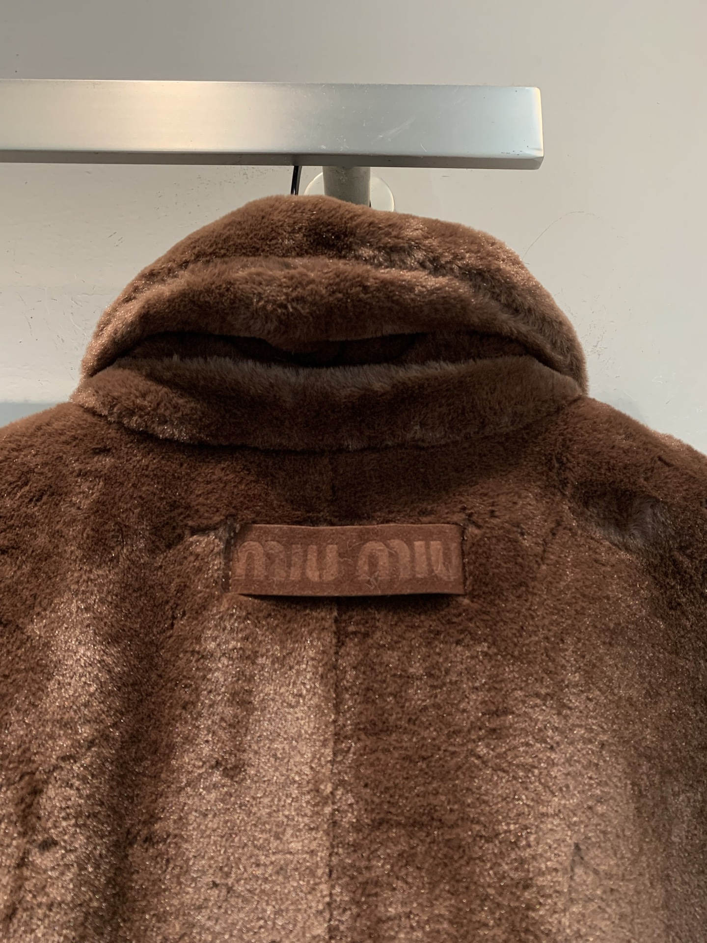 新款🔥出货啦📢 大货实拍Miumi*2025秋冬新款时髦复古棕色毛绒外套，短款设计+拉链开合，翻领和袖口