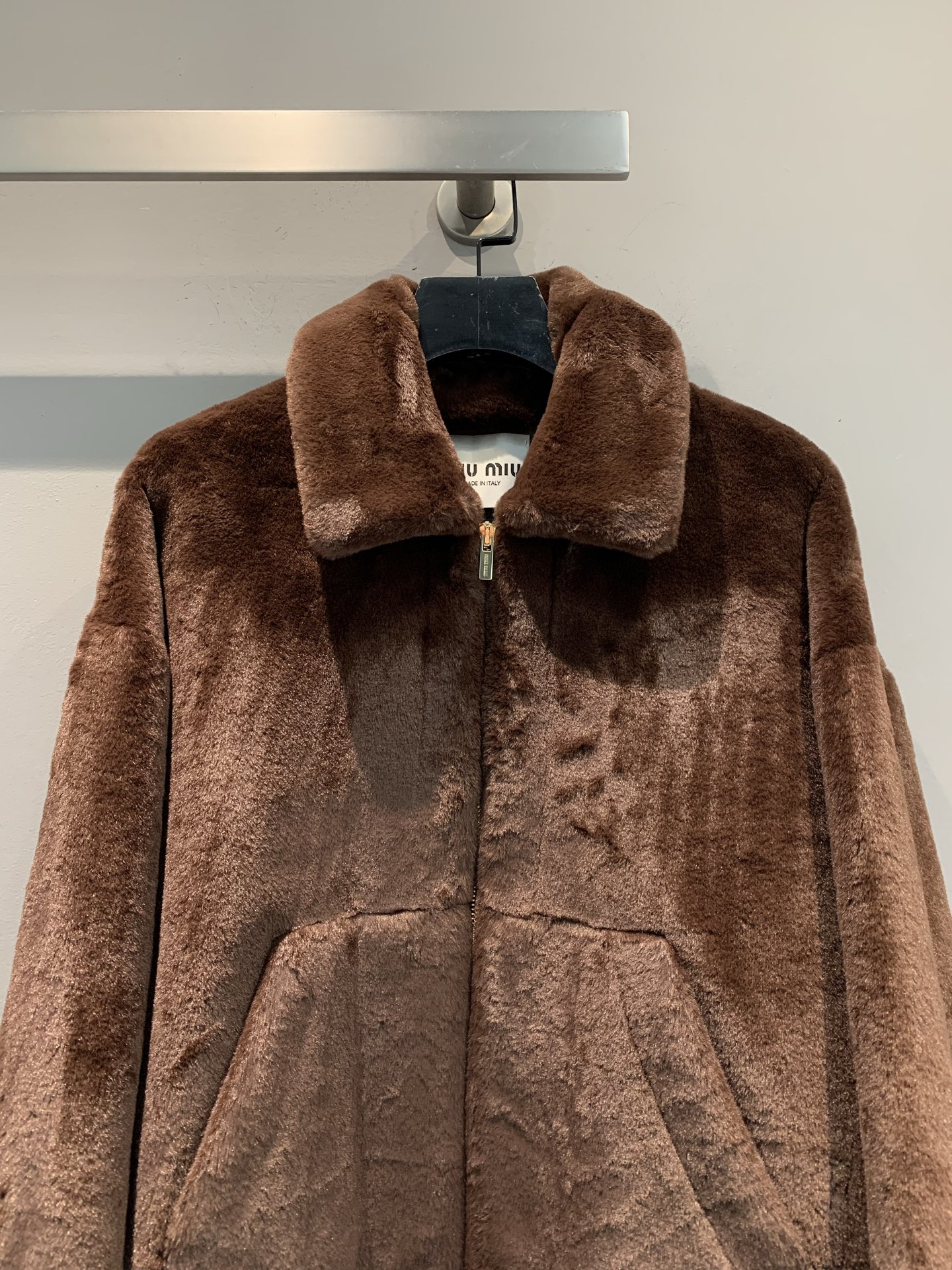 新款🔥出货啦📢 大货实拍Miumi*2025秋冬新款时髦复古棕色毛绒外套，短款设计+拉链开合，翻领和袖口
