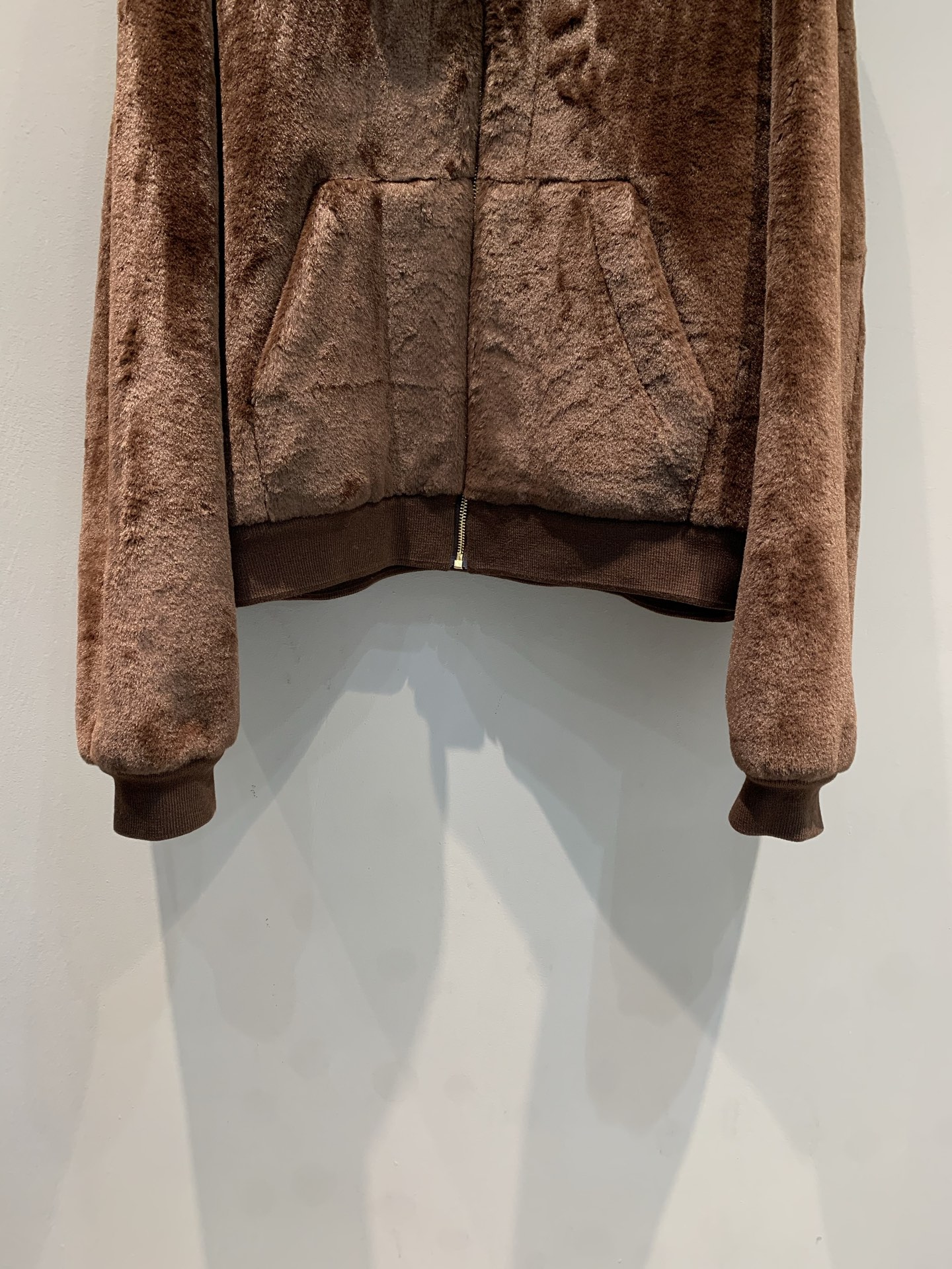 新款🔥出货啦📢 大货实拍Miumi*2025秋冬新款时髦复古棕色毛绒外套，短款设计+拉链开合，翻领和袖口