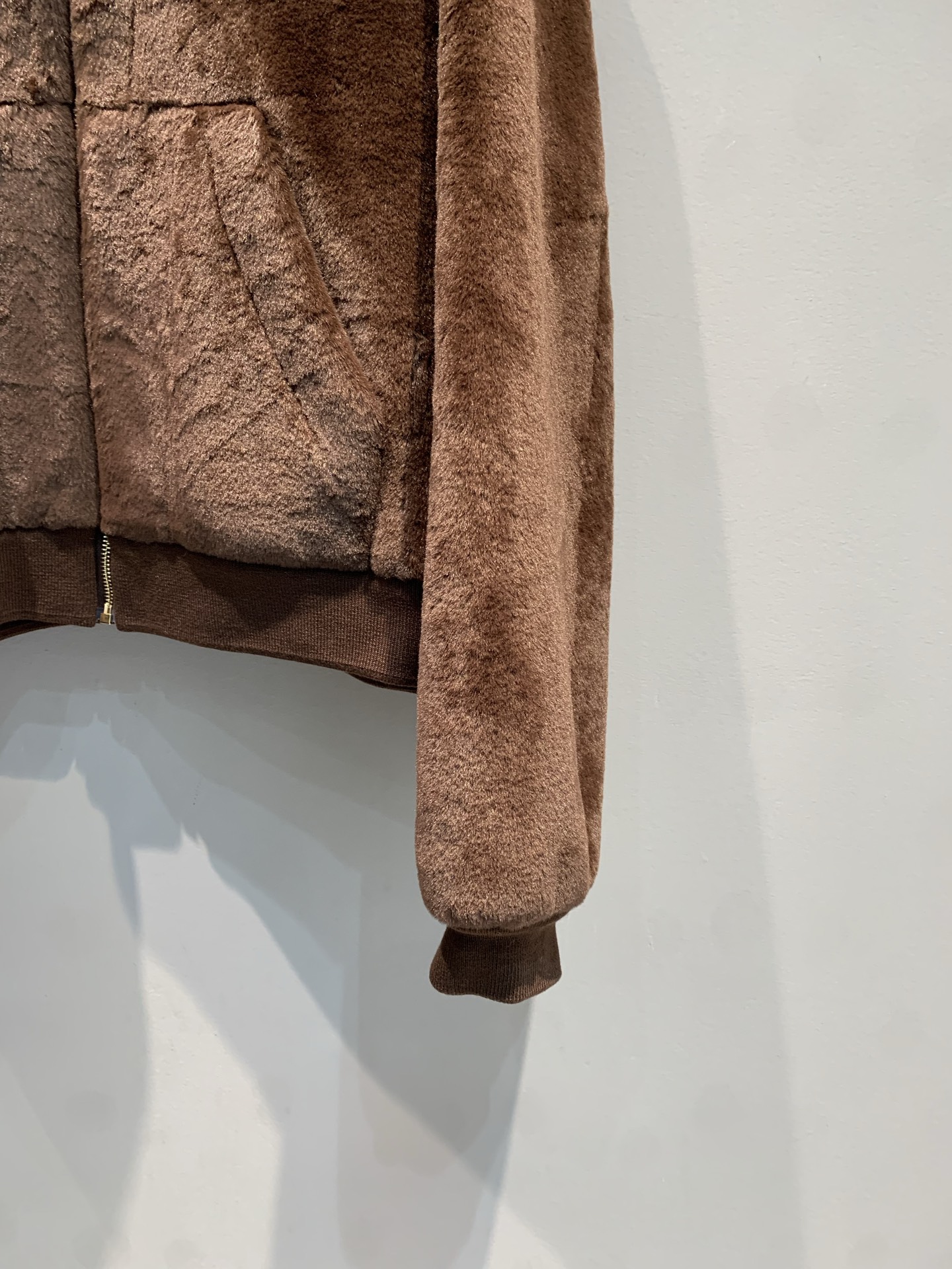 新款🔥出货啦📢 大货实拍Miumi*2025秋冬新款时髦复古棕色毛绒外套，短款设计+拉链开合，翻领和袖口