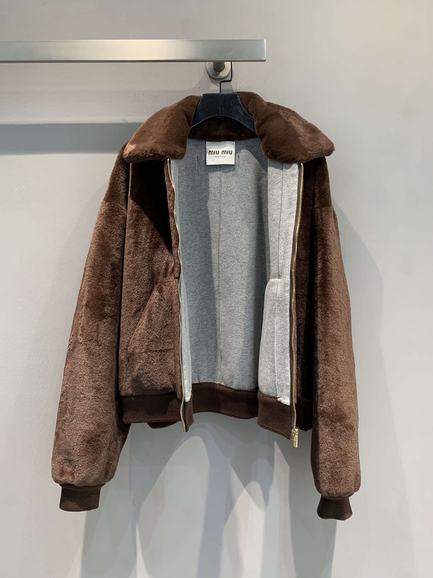 新款🔥出货啦📢 大货实拍Miumi*2025秋冬新款时髦复古棕色毛绒外套，短款设计+拉链开合，翻领和袖口