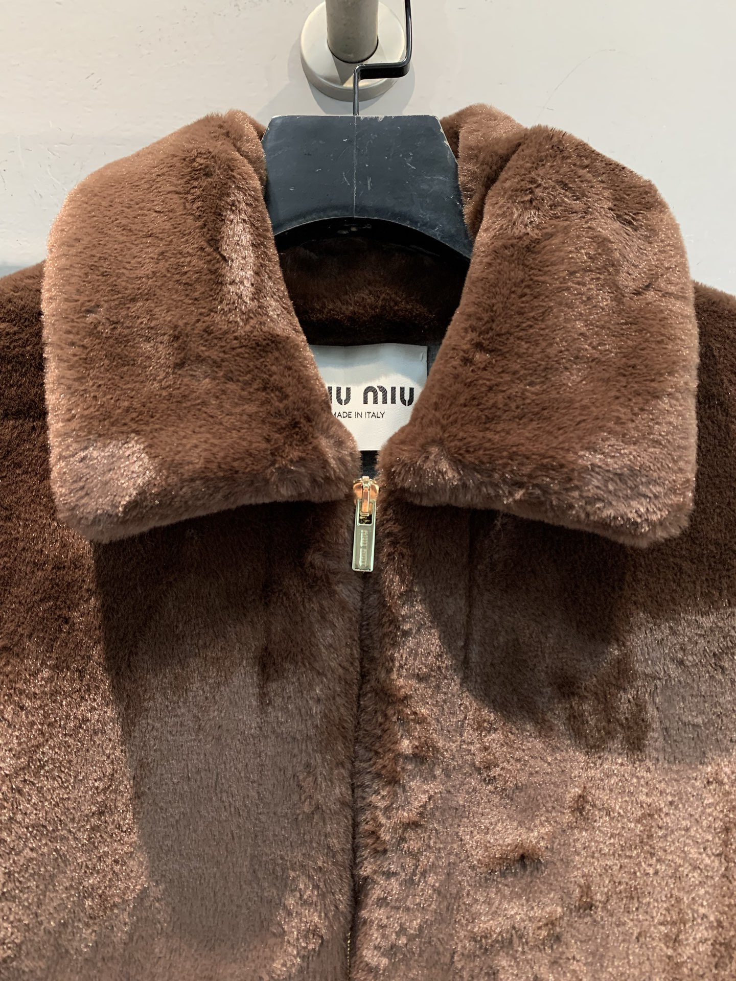 新款🔥出货啦📢 大货实拍Miumi*2025秋冬新款时髦复古棕色毛绒外套，短款设计+拉链开合，翻领和袖口