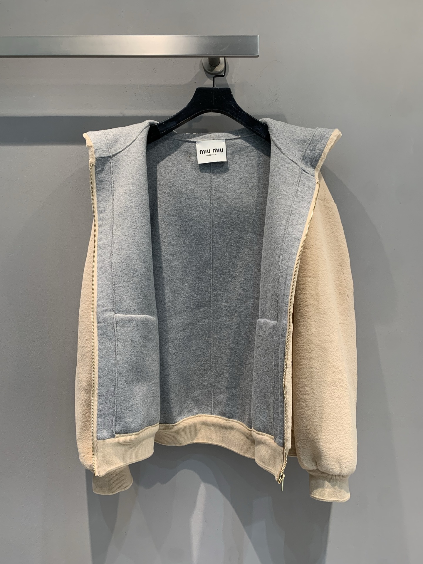 新款🔥出货啦📢 大货实拍 Miumi*2025秋冬新款时髦百搭羊皮毛连帽外套，采用柔软羊皮毛材质，秋冬穿