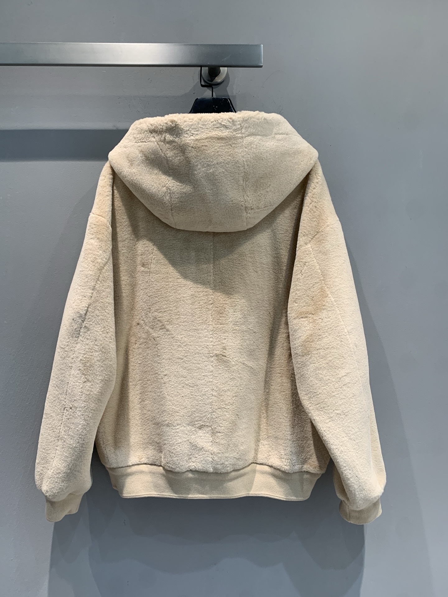 新款🔥出货啦📢 大货实拍 Miumi*2025秋冬新款时髦百搭羊皮毛连帽外套，采用柔软羊皮毛材质，秋冬穿