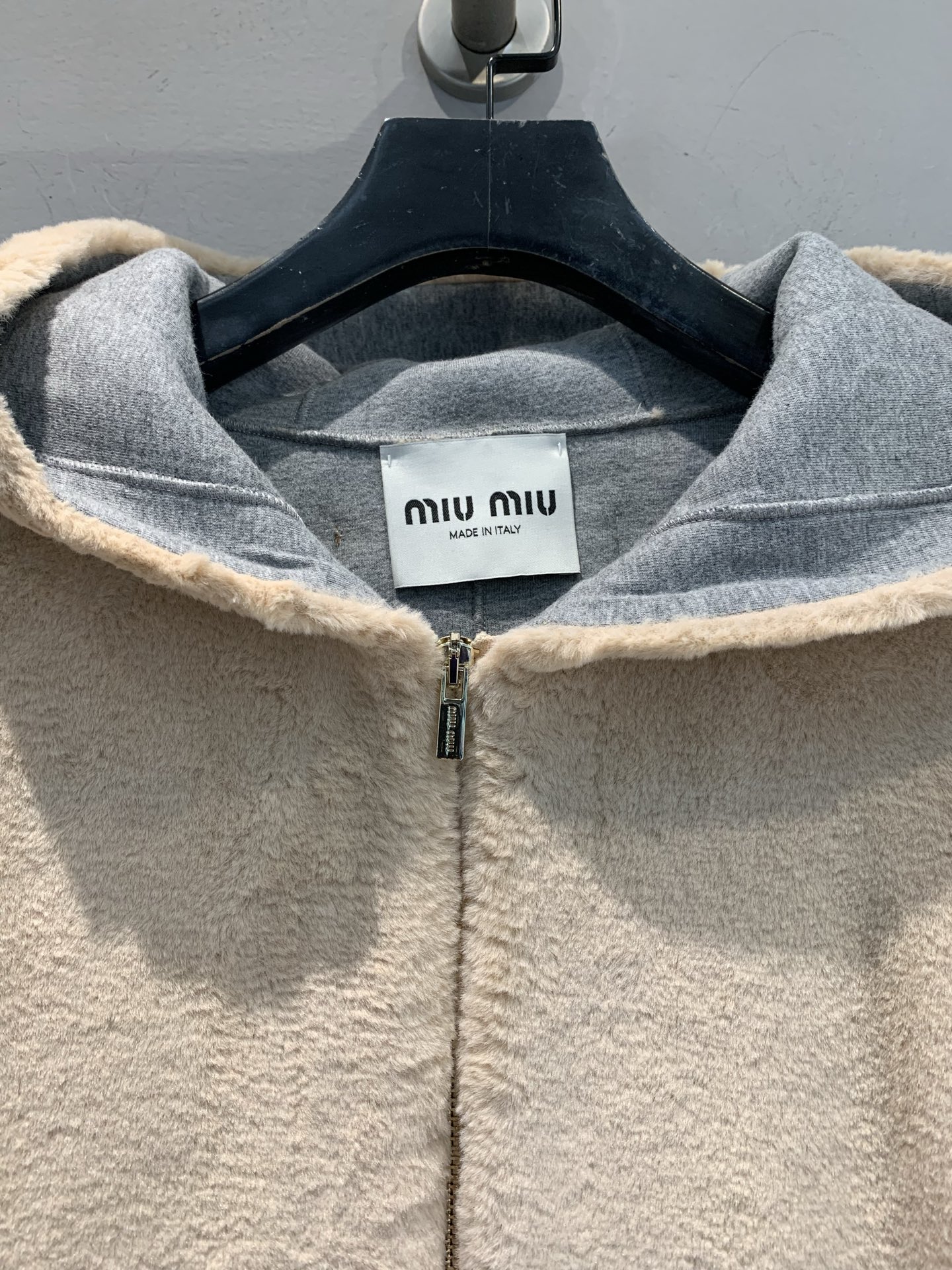 新款🔥出货啦📢 大货实拍 Miumi*2025秋冬新款时髦百搭羊皮毛连帽外套，采用柔软羊皮毛材质，秋冬穿