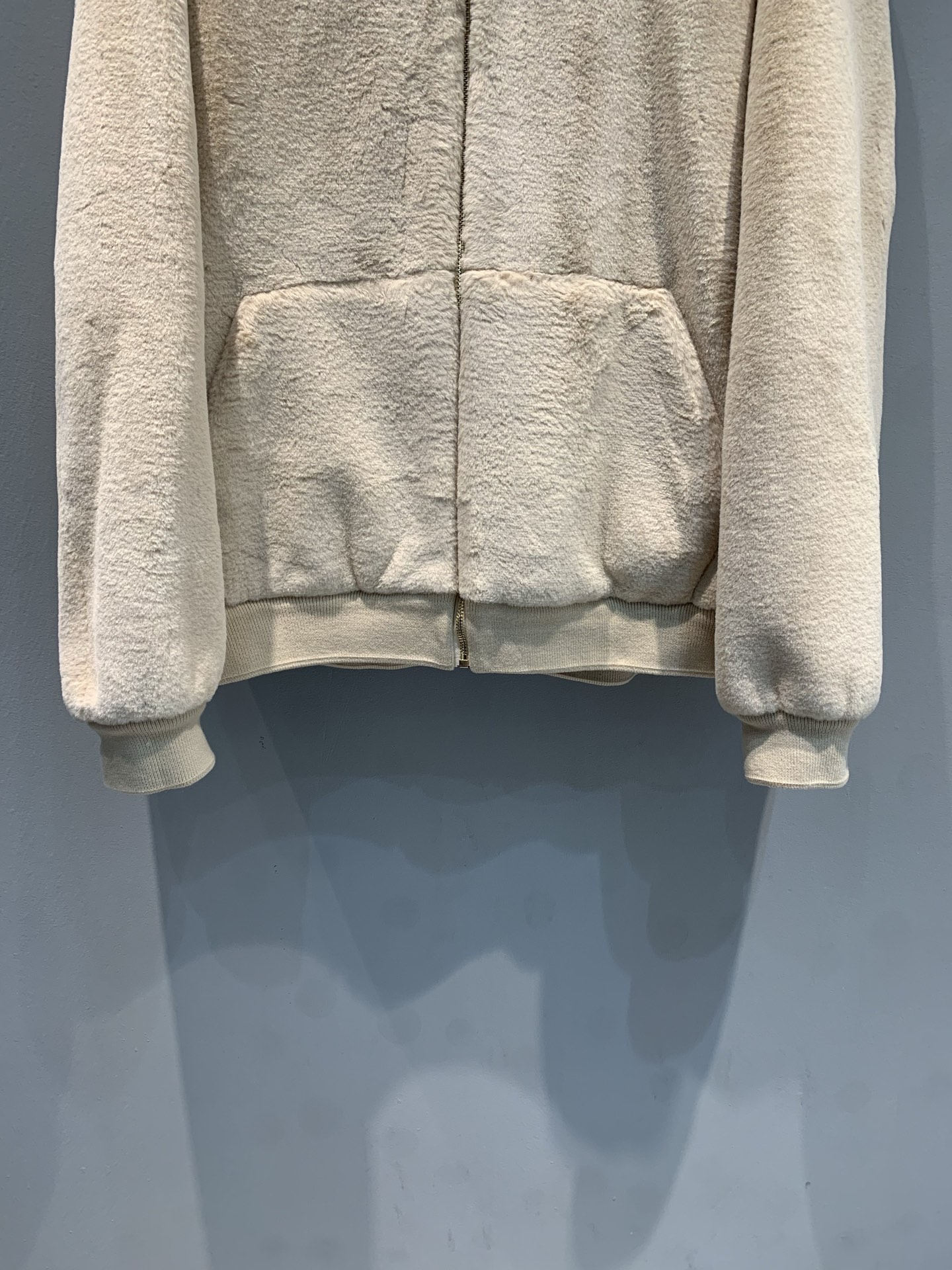 新款🔥出货啦📢 大货实拍 Miumi*2025秋冬新款时髦百搭羊皮毛连帽外套，采用柔软羊皮毛材质，秋冬穿