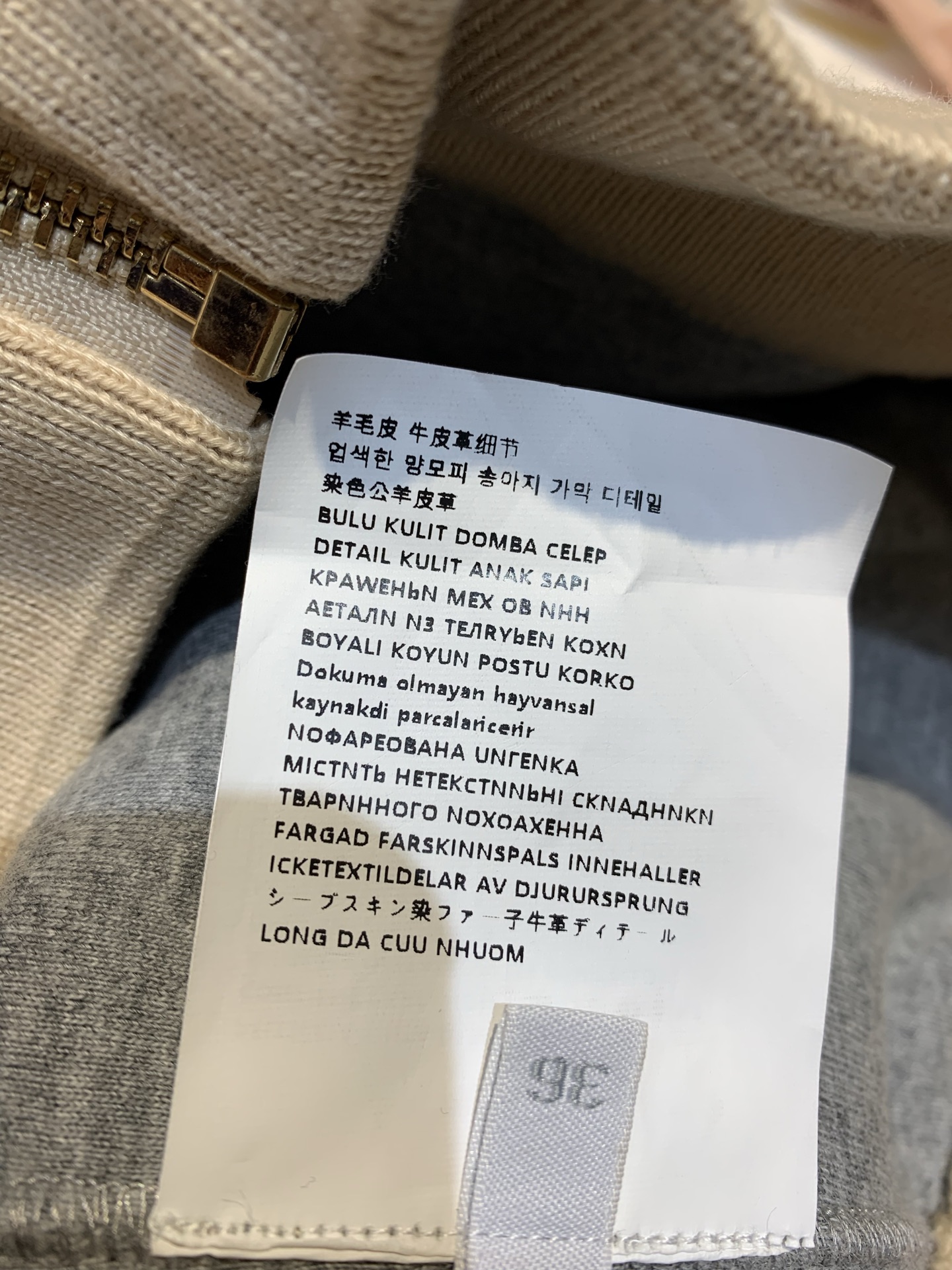 新款🔥出货啦📢 大货实拍 Miumi*2025秋冬新款时髦百搭羊皮毛连帽外套，采用柔软羊皮毛材质，秋冬穿