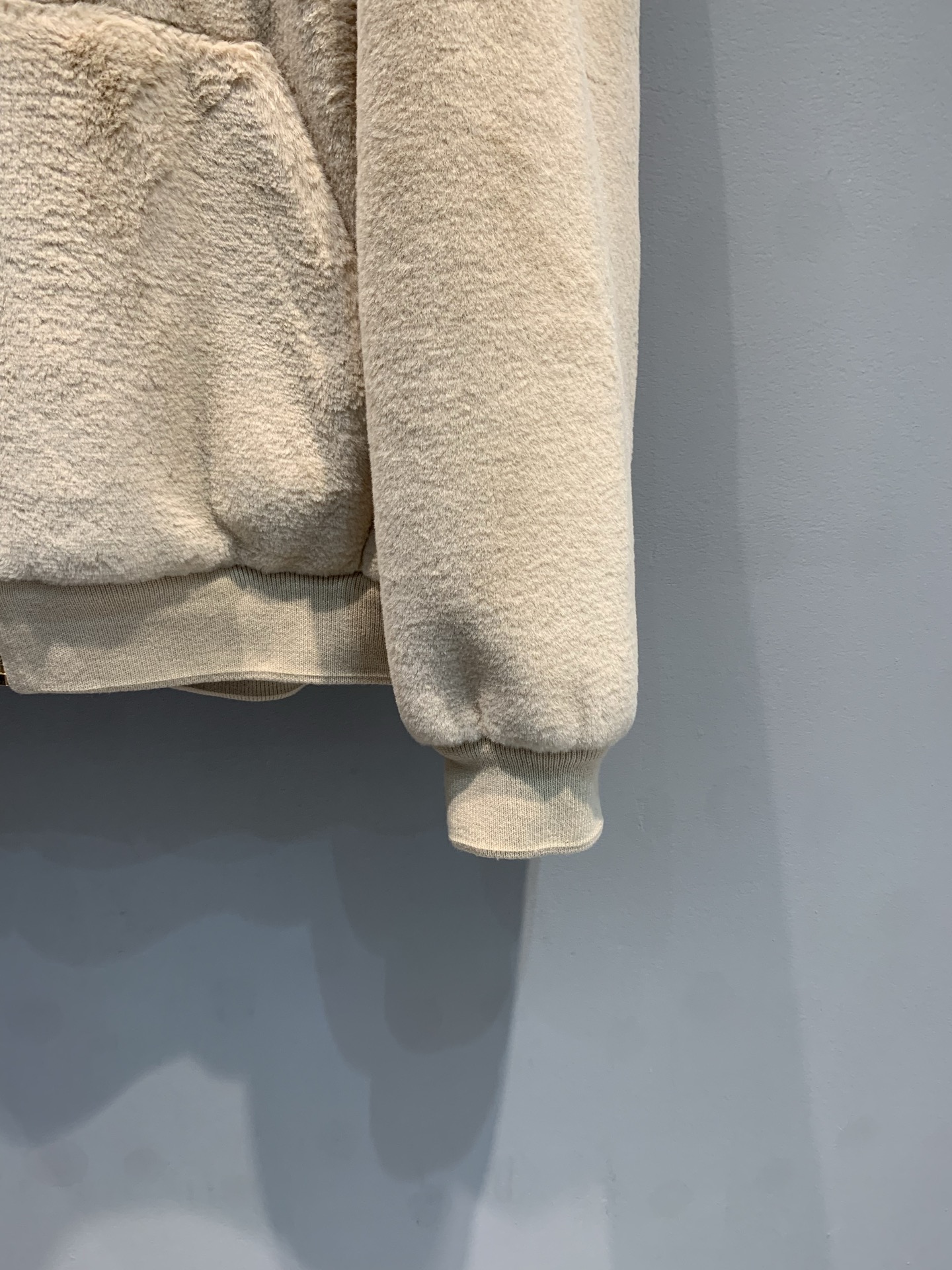 新款🔥出货啦📢 大货实拍 Miumi*2025秋冬新款时髦百搭羊皮毛连帽外套，采用柔软羊皮毛材质，秋冬穿